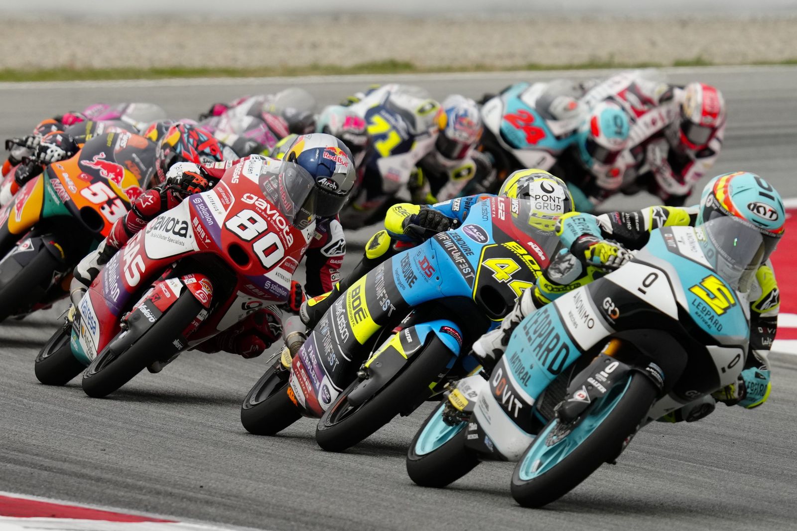 Las cariñosas fotos de Piqué, Clara Chía en el Mundial de Motos en Montmeló