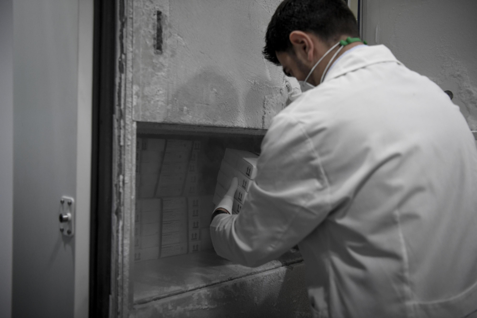 Fotos: Así ha sido la llegada de la mayor partida de vacunas a Granada  de Pfizer, AstraZeneca y Moderna