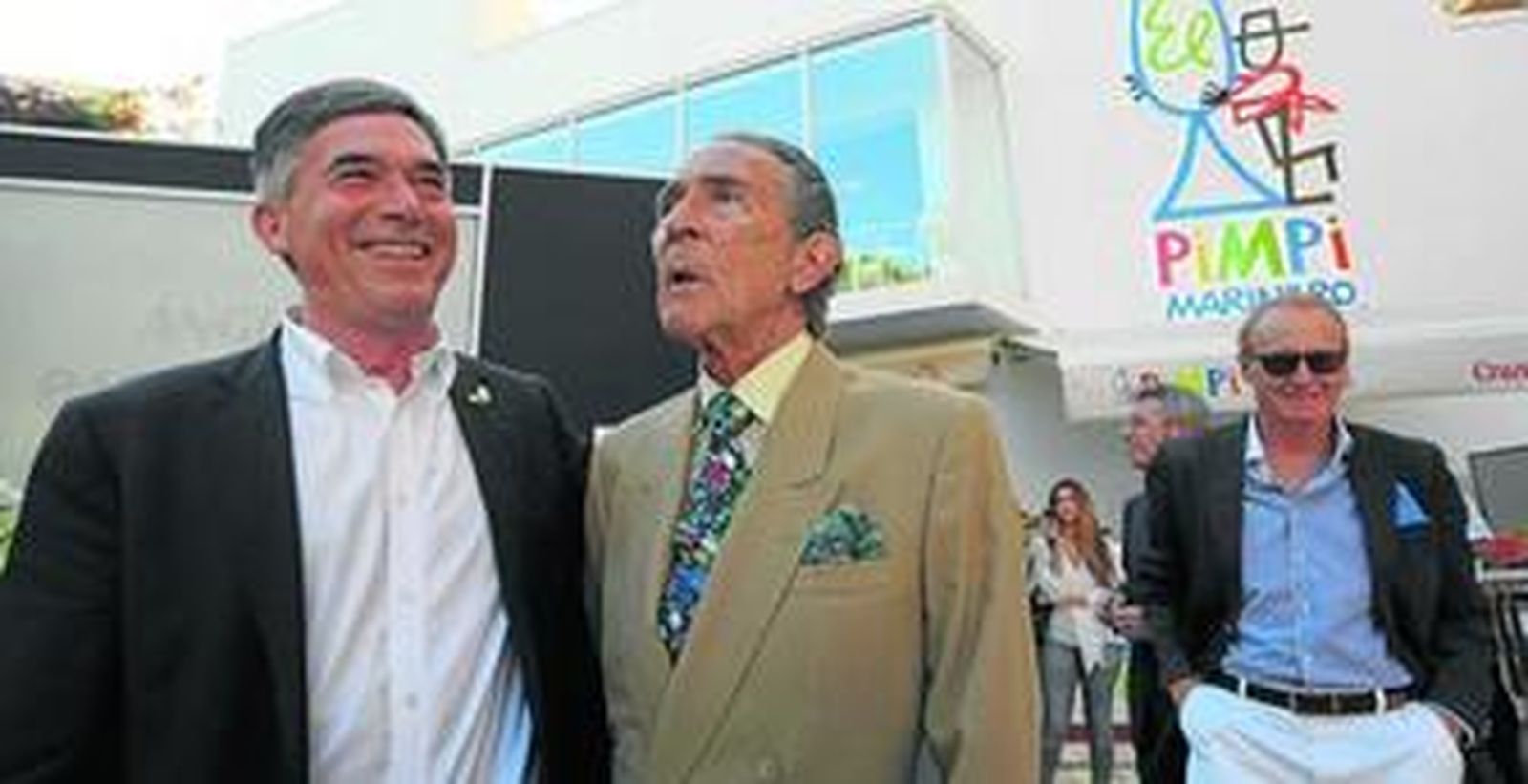 U)no de los propietario de El Pimpi, junto al escritor Antonio Gala.