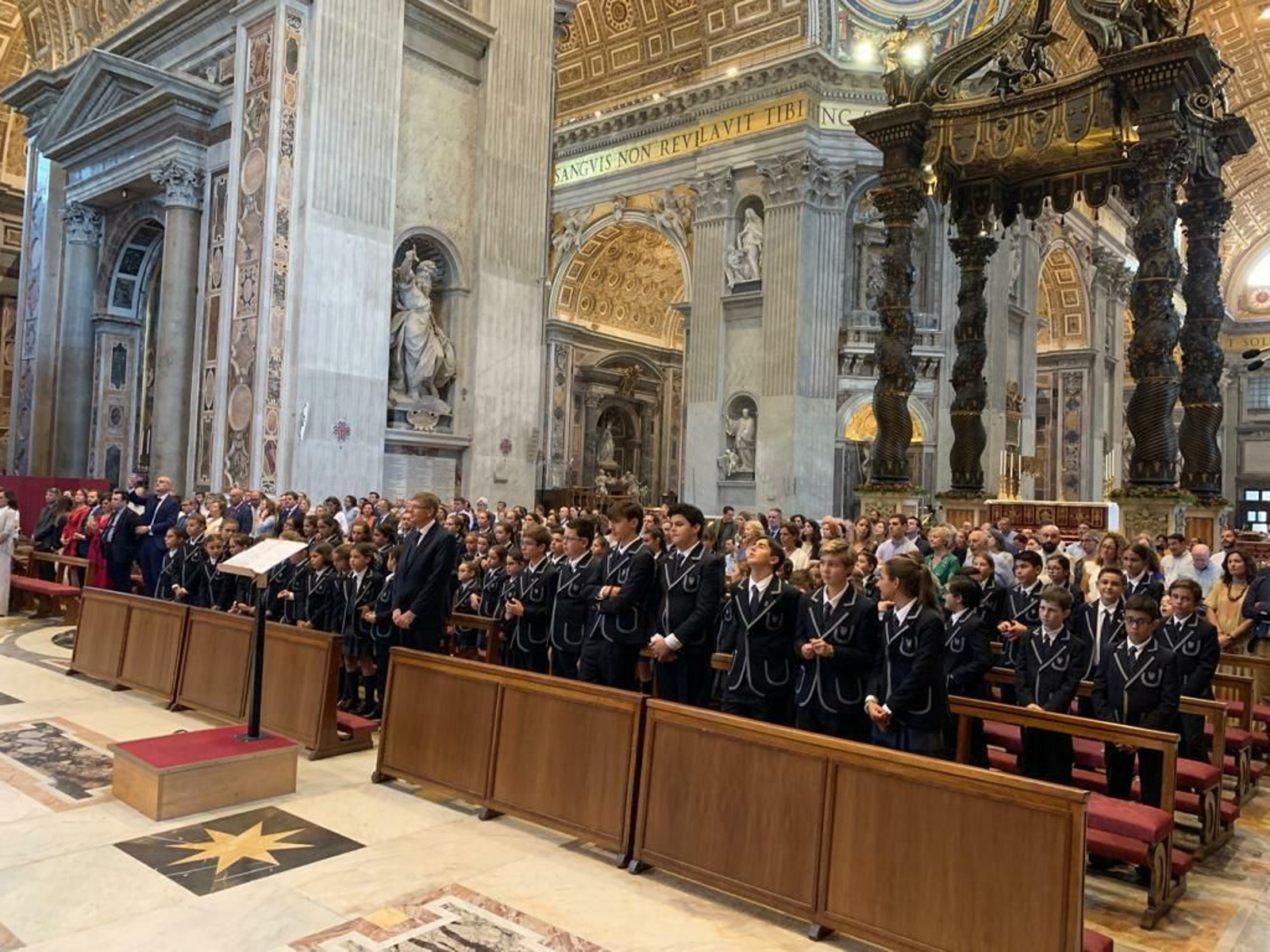 El coro del colegio sevillano Yago School le canta al Papa en el Vaticano.