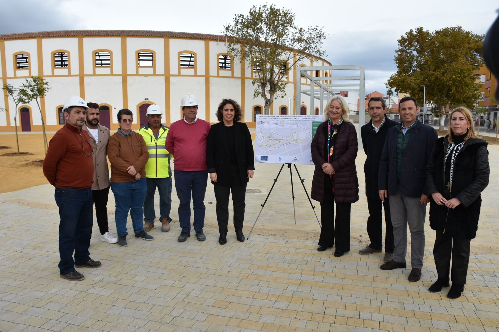 La delegada Mercedes Colombo, este jueves durante una visita a los alrededores de la plaza de toros.