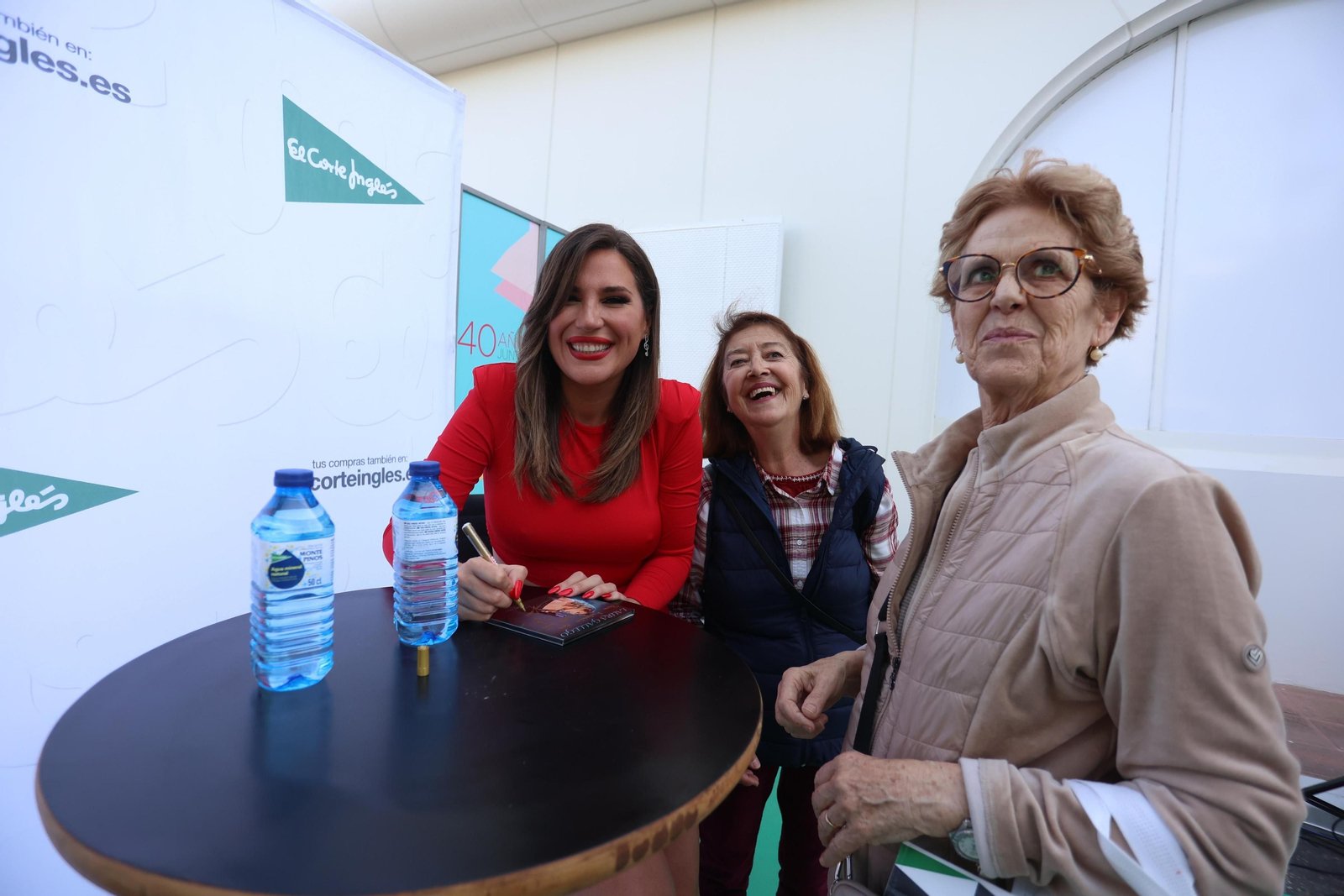 Laura Gallego firma discos y canta en el 40 aniversario de El Corte Inglés