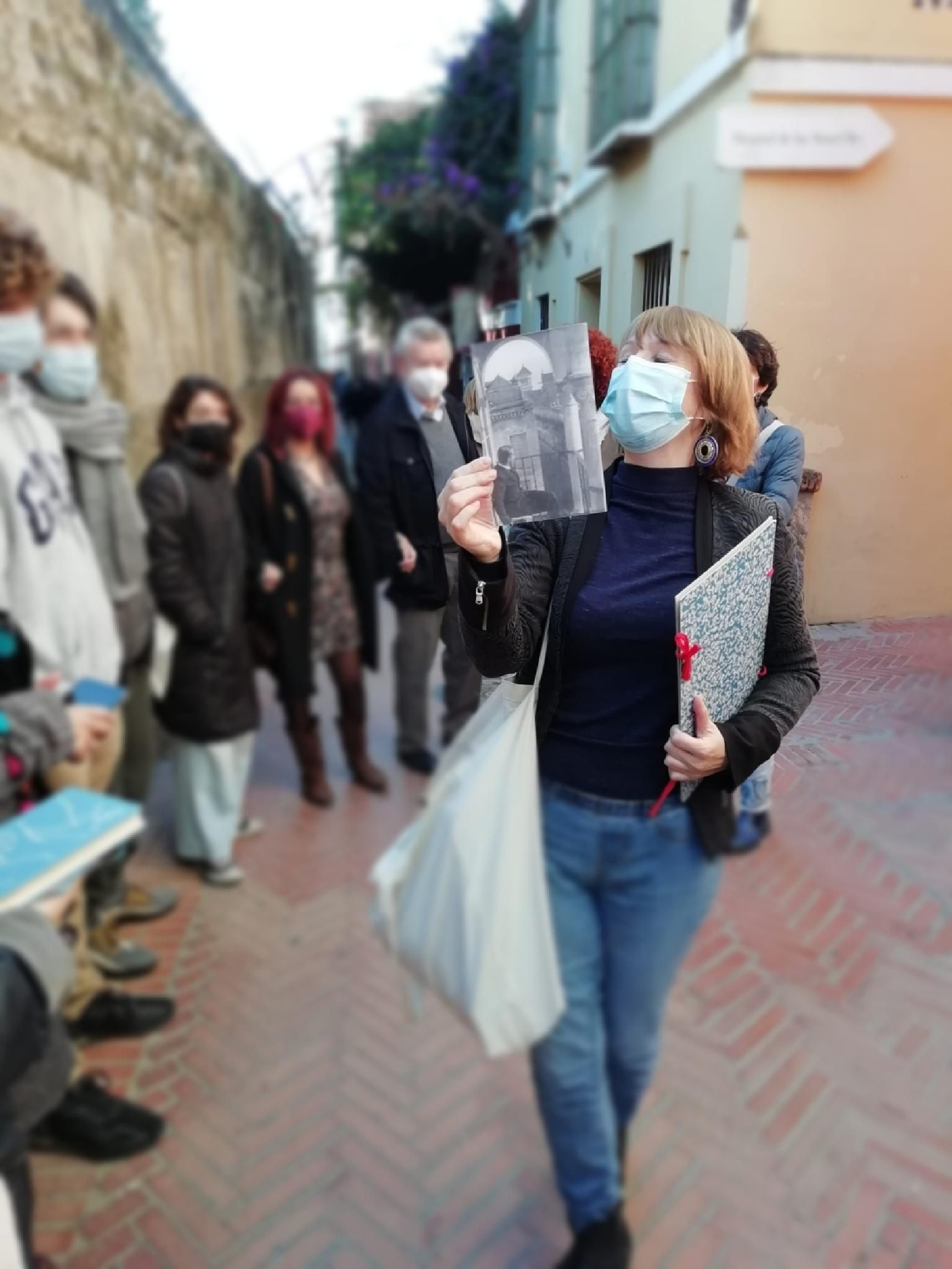 Guía mostrando una foto histórica en el Callejón del Agua (Ruta 'Santa Cruz inventado').