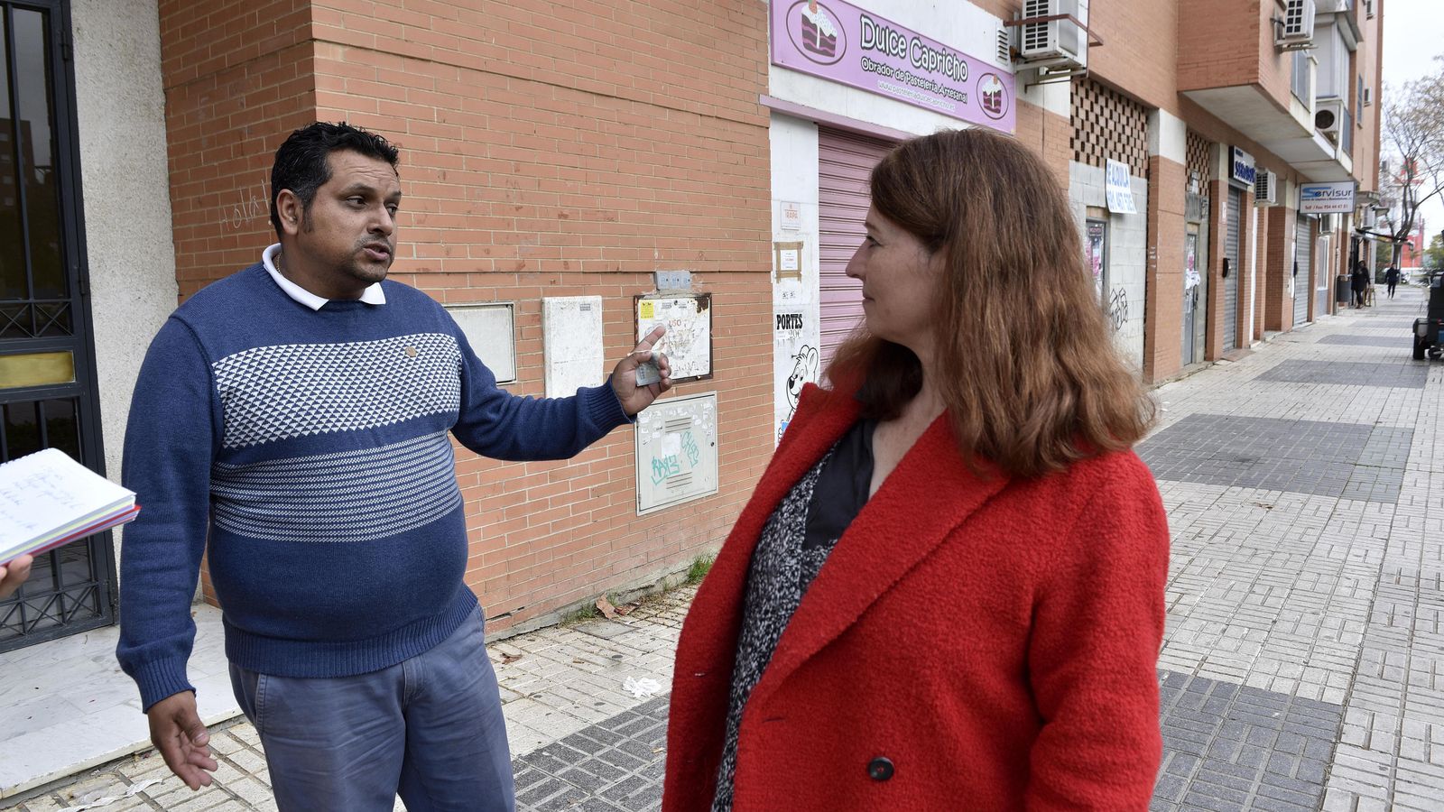 Maurice Méndez explica los problemas que padece el suelo a Gabriela Ostos.