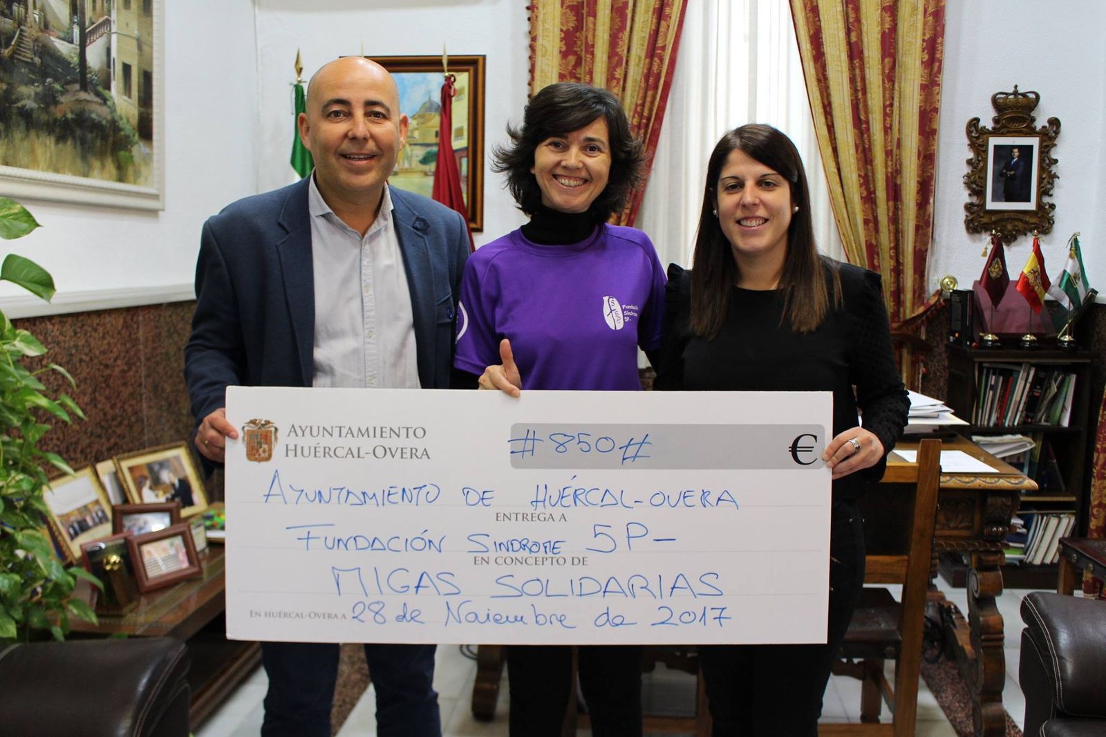 El alcalde Domingo Fernández, la representante de la Fundación y la edil Mónica Navarro.