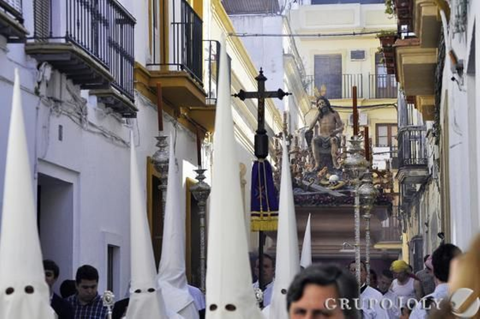 El Cristo de Humildad y Paciencia, plantado ayer en las estrecheces de la calle Fontana, rumbo a calle Arcos.

Foto: Manu Garcia
