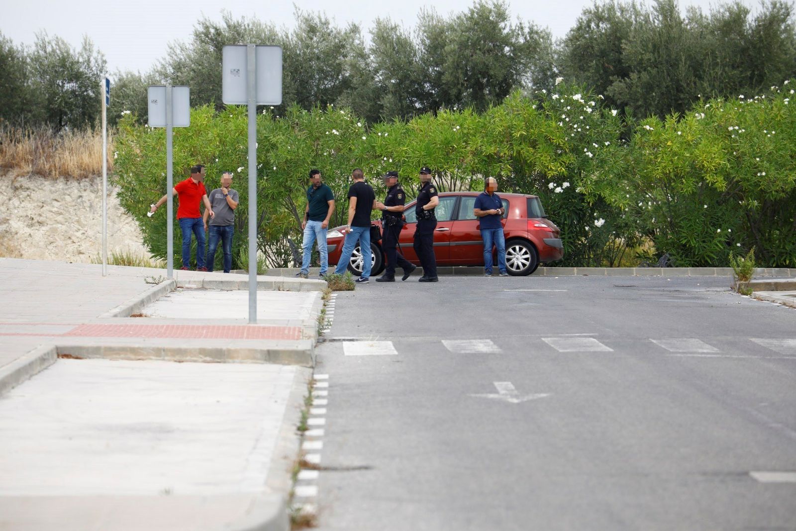 Varios agentes buscan pruebas en el lugar donde se produjo el suceso.