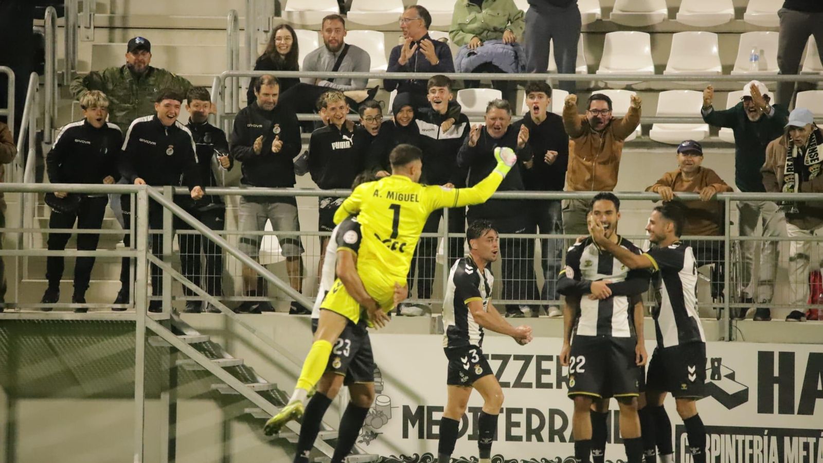 Los jugadores albinegros celebran su victoria frente al Sevilla C