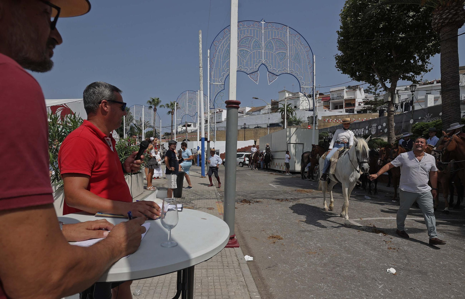 Búscate en las fotos del Domingo Rociero en la Feria Real de San Roque 2025