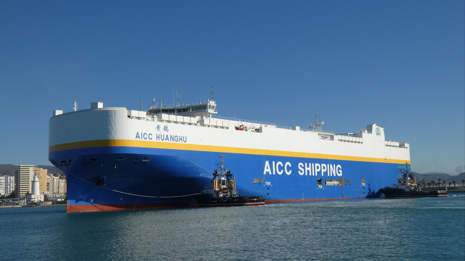 Maniobra de atraque este pasado martes del buque 'AICC Huanghu' que descargó 2.000 coches en el puerto de Málaga