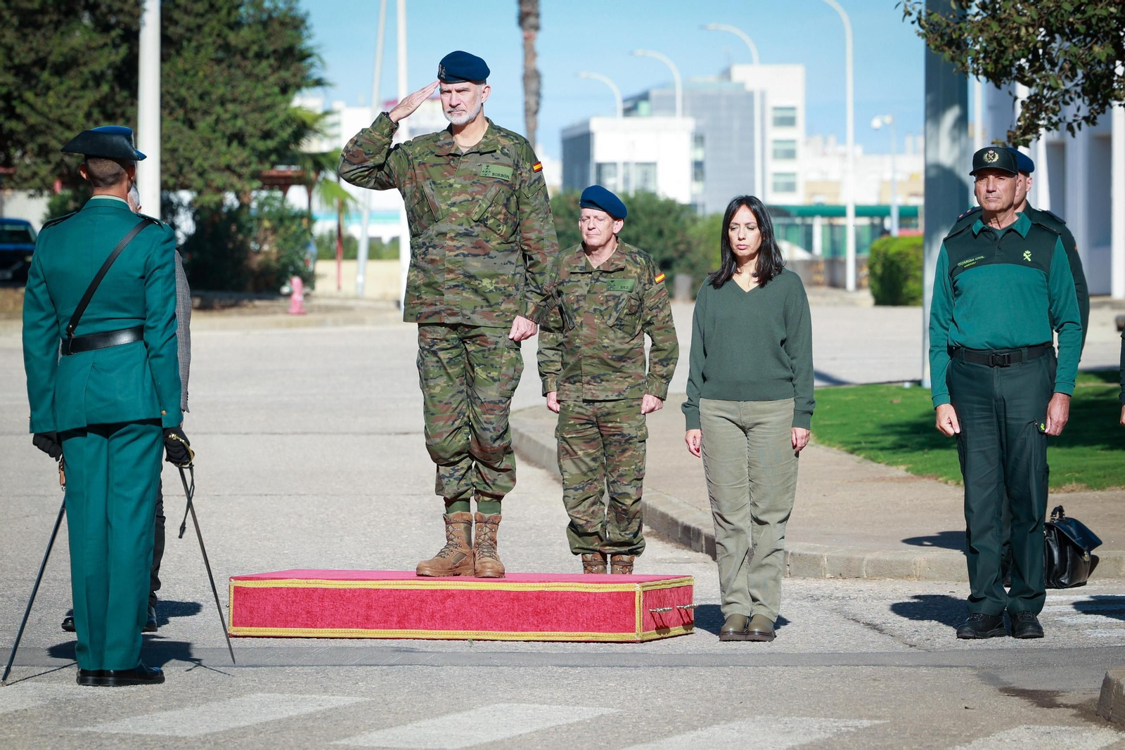 El Rey Felipe VI, a su llegada al Centro de Formación Naval de la Guardia Civil en la Zona Franca de Cádiz.