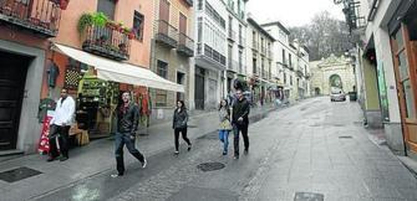 La propuesta del Patronato de la Alhambra es que los taxis puedan bajar los días festivos y cuando vayan ocupados.