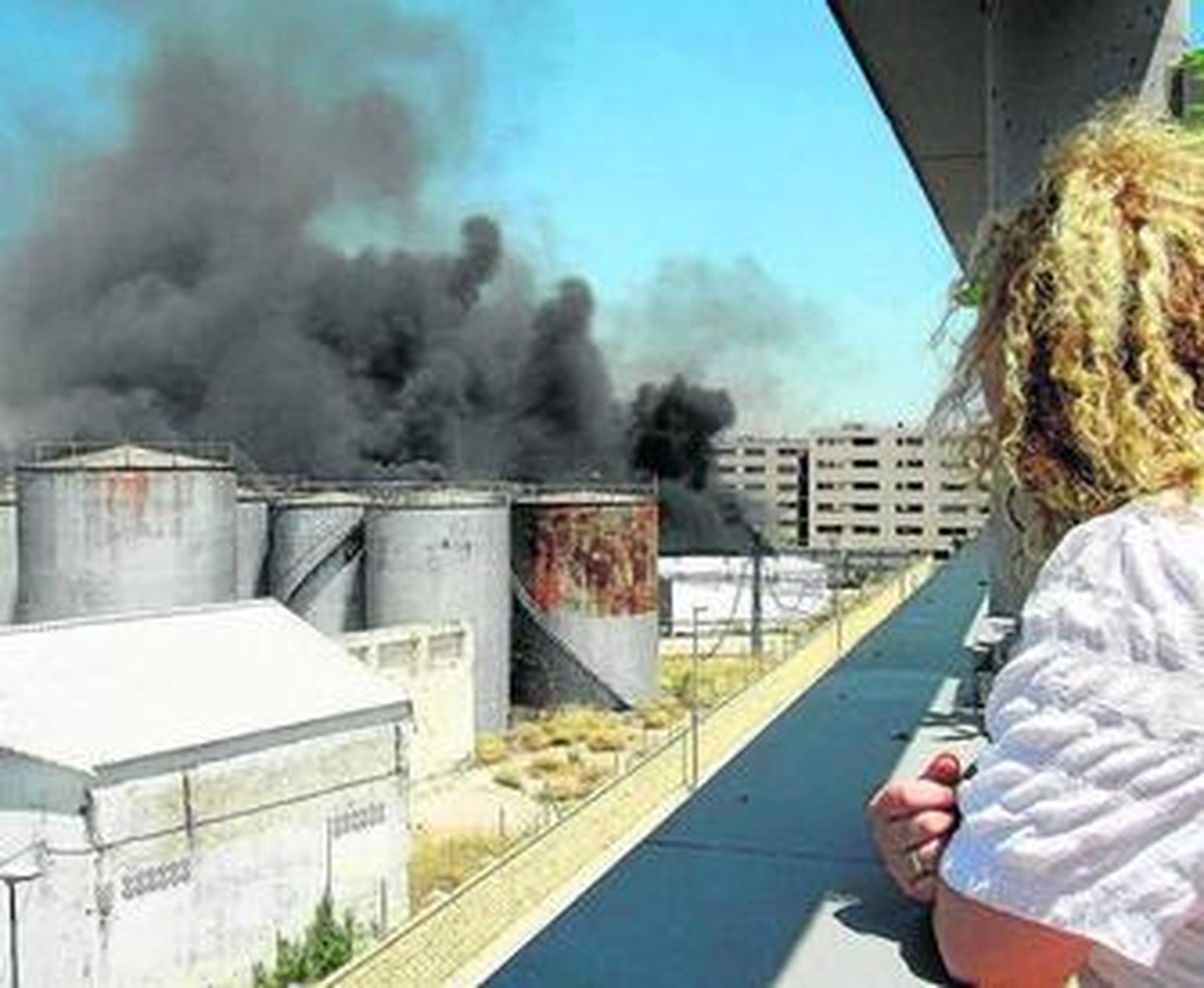 Una vecina observa desde su vivienda la enorme humareda.