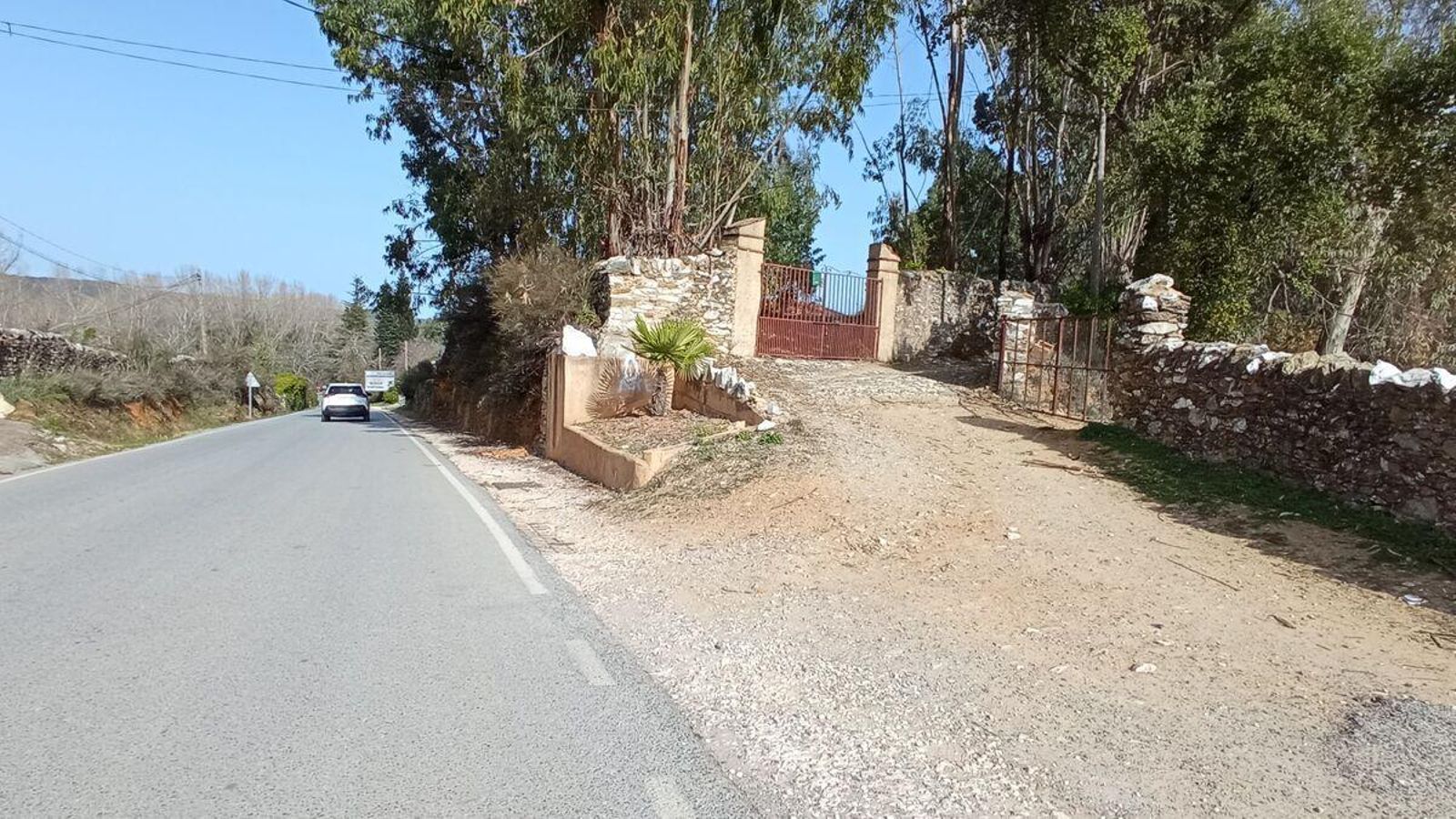 Entraremos por ese camino de tierra a la derecha