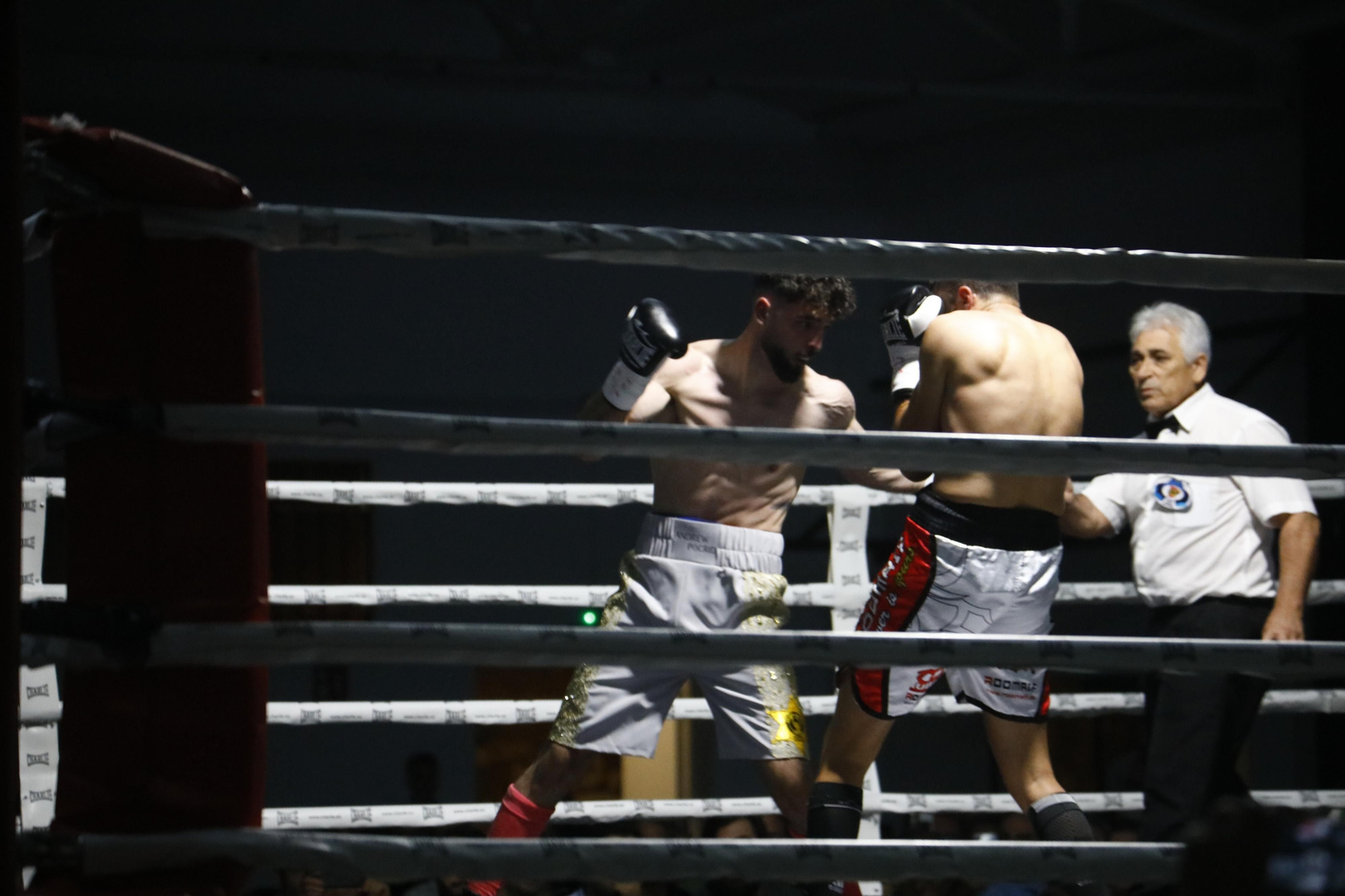 La victoria de El Cazador Jr sobre Mathieu Gomes en Córdoba, en imágenes