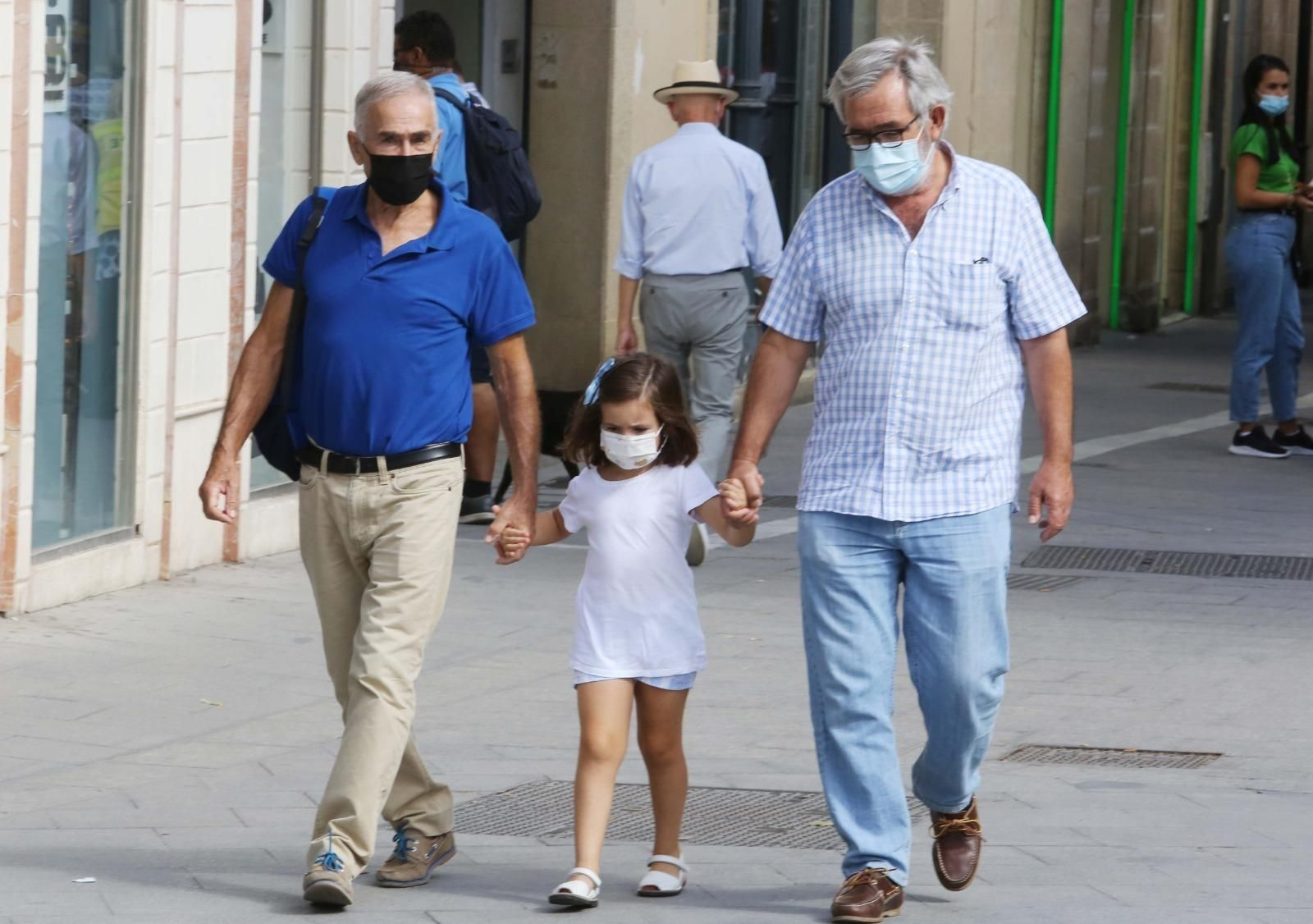Ciudadanos pasean este lunes con la mascarilla puesta por el centro de Jerez.