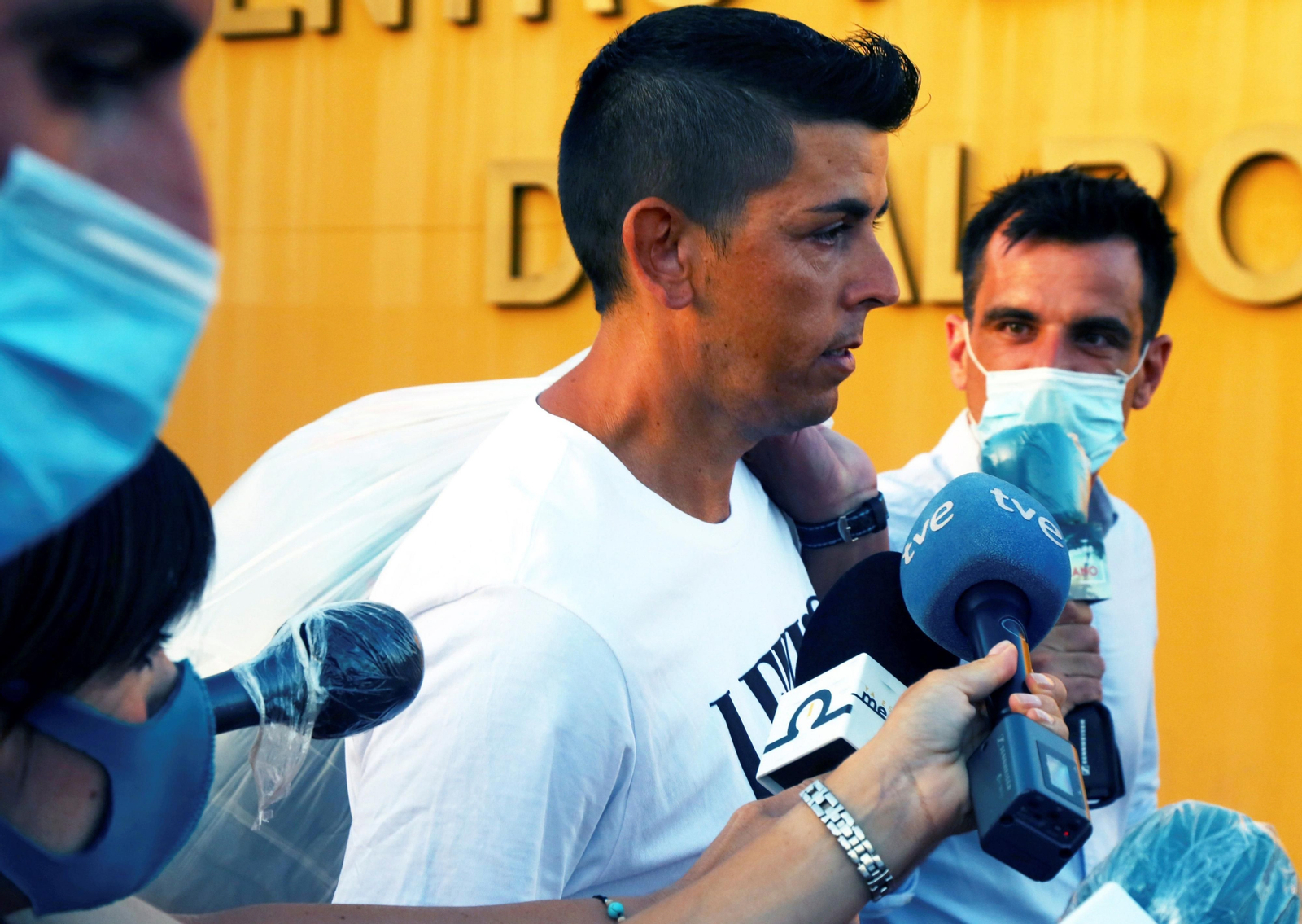 El novio de Dana Leonte a su salida de la cárcel de Albolote. El novio de Dana Leonte a su salida de la cárcel de Albolote.