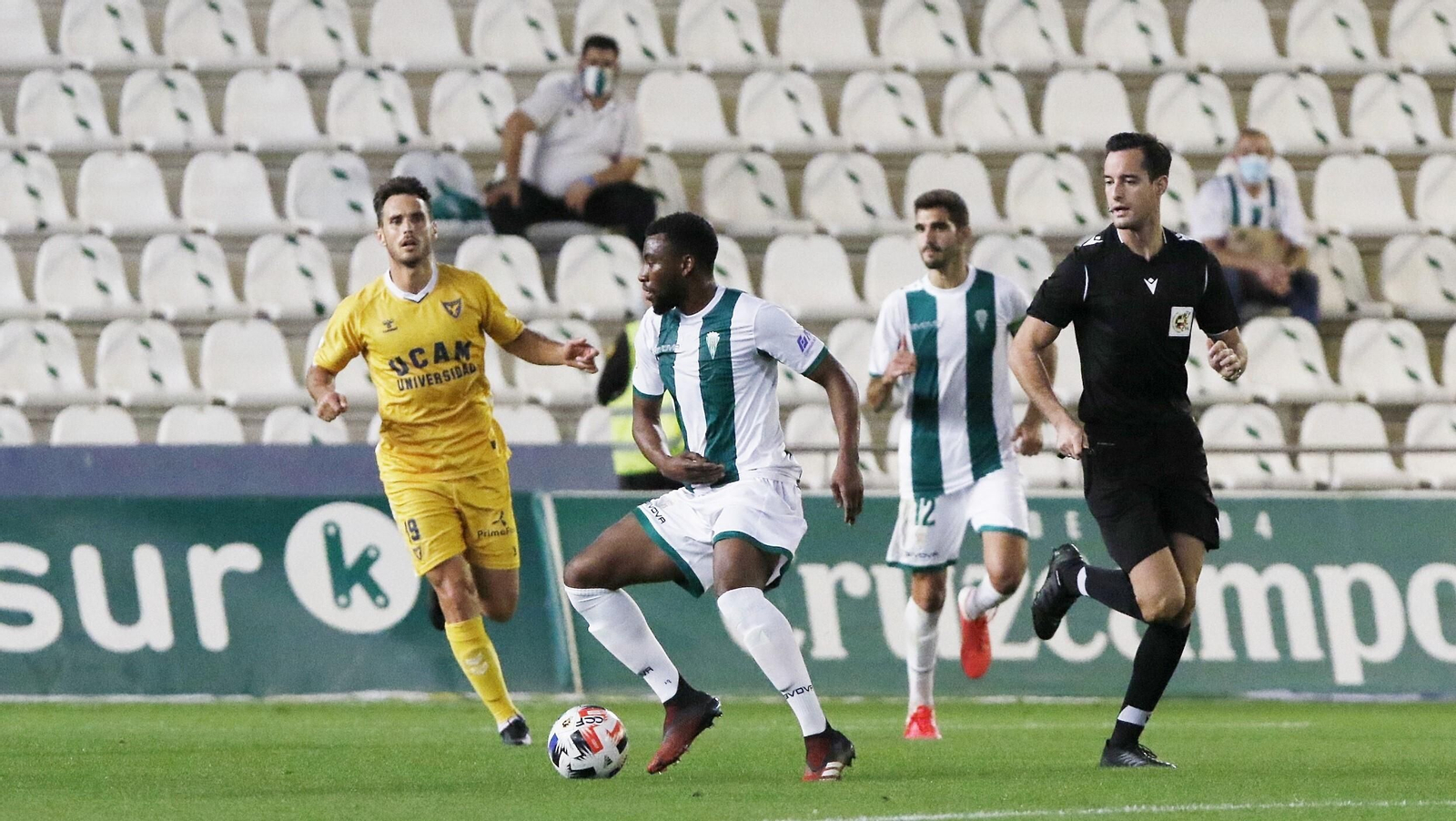 Djak Traoré se gira en una de sus primeras acciones en el partido. Djak Traoré se gira en una de sus primeras acciones en el partido.