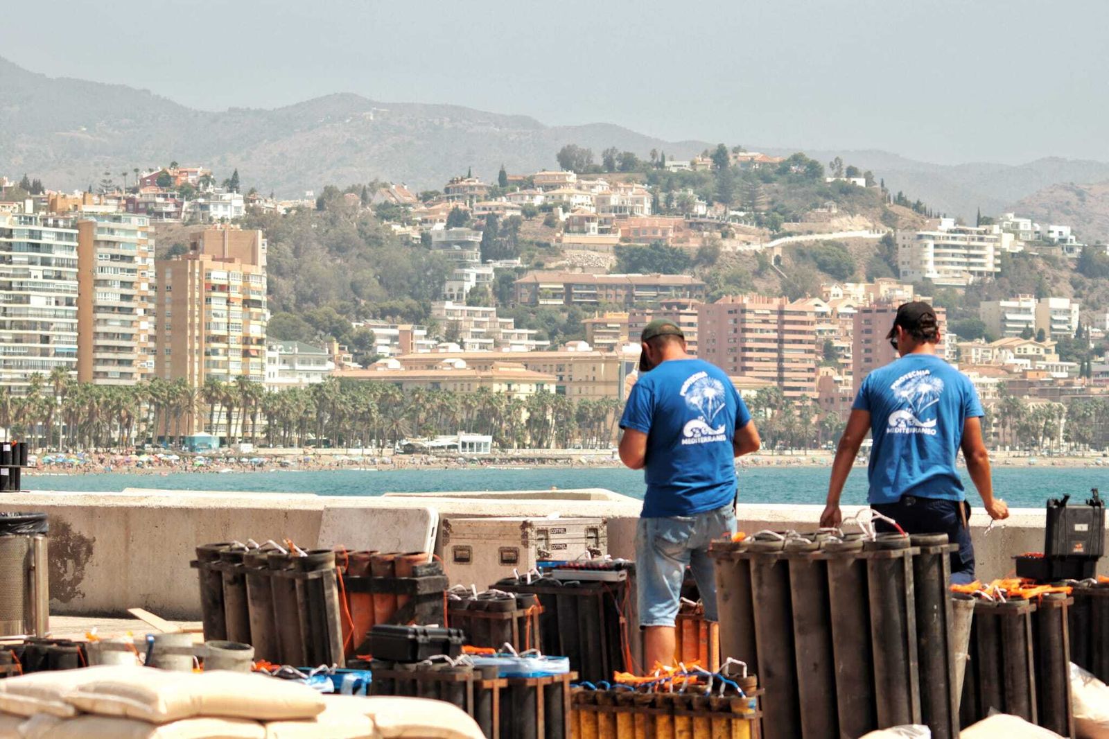 La instalación de los fuegos y drones para arrancar la Feria, en fotos