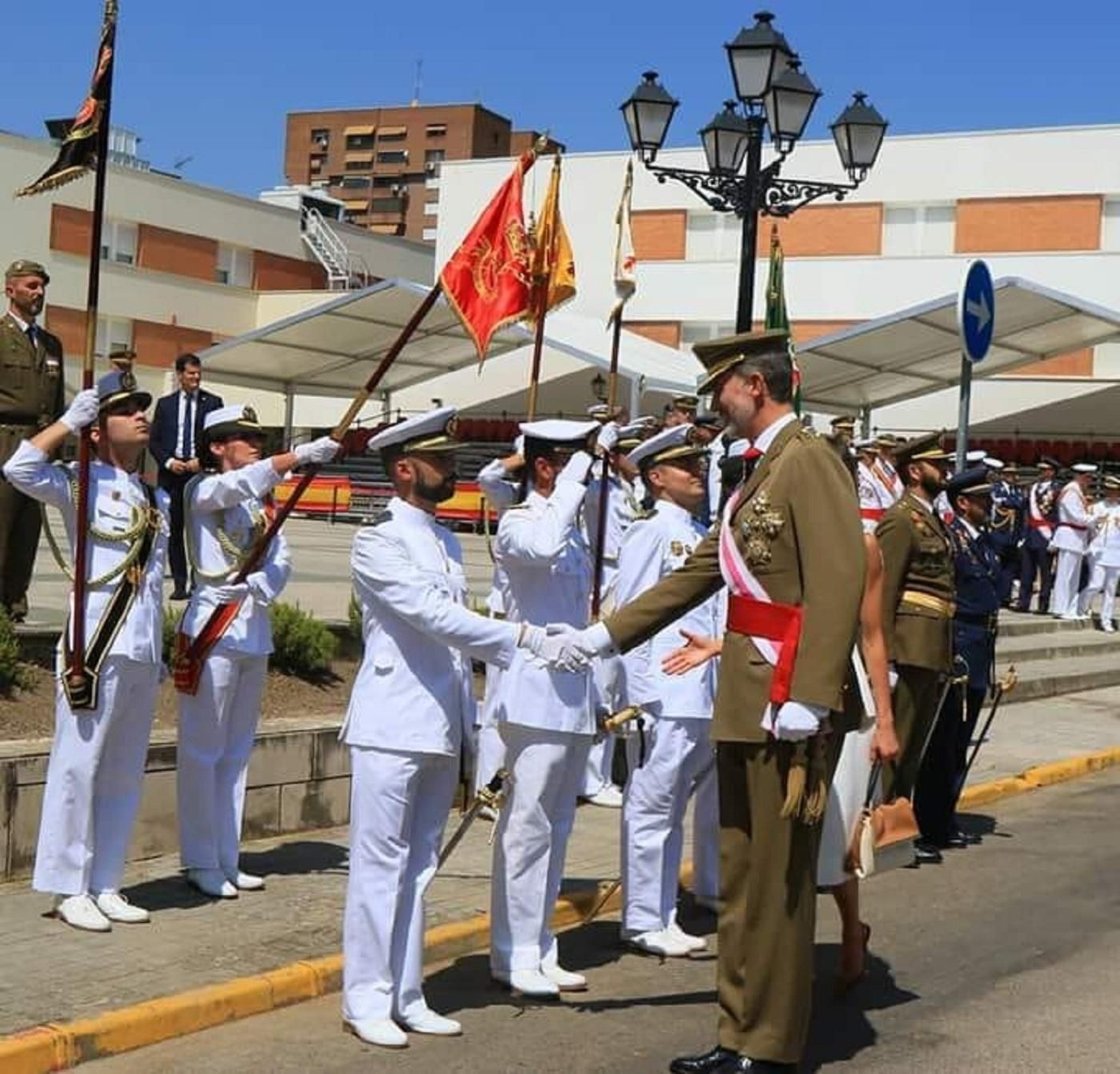 Borrego estrecha la mano del Rey Felipe VI, en un acto el pasado julio.