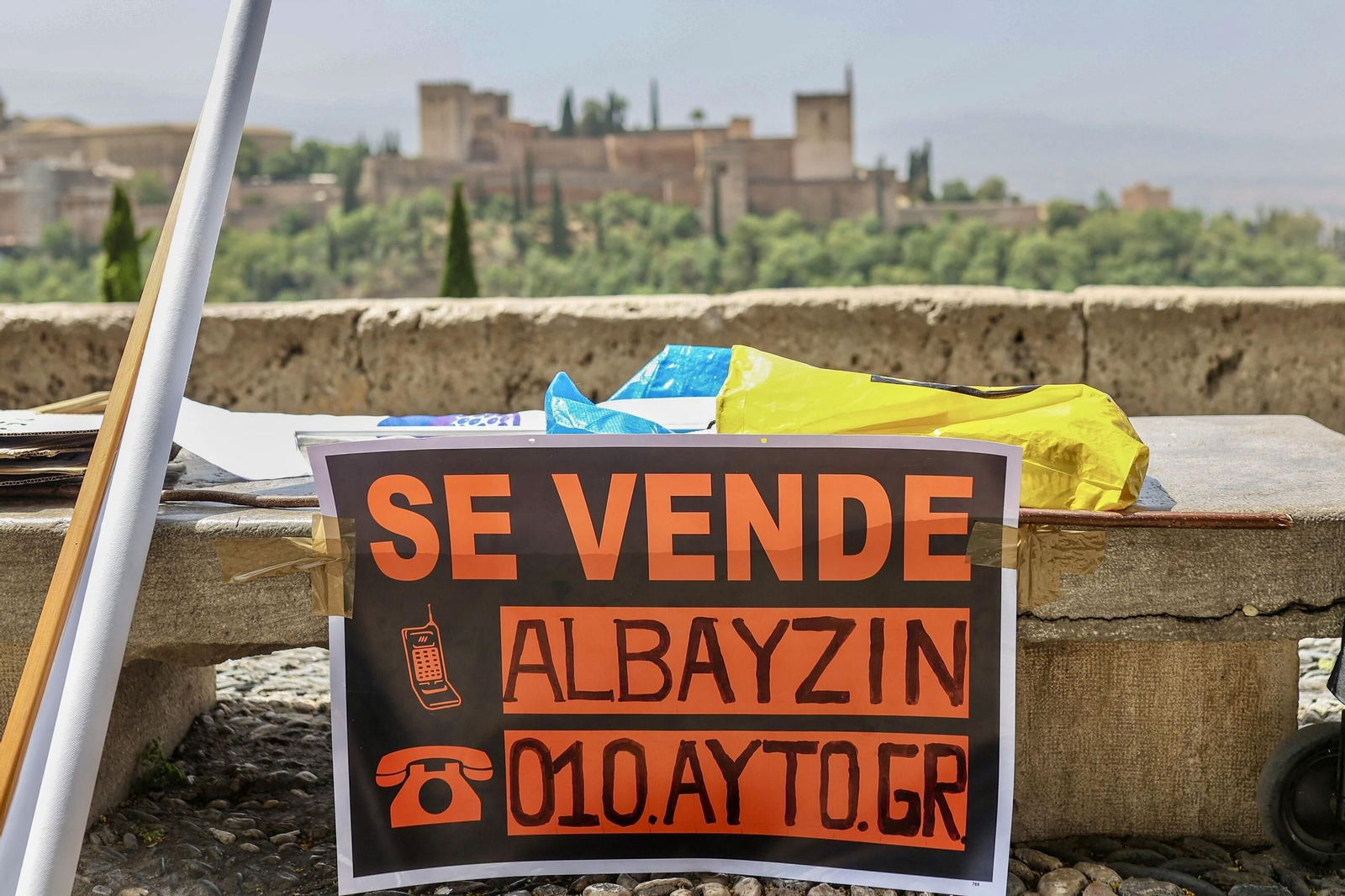 La protesta contra el turismo "que expulsa a los vecinos" del barrio granadino del Albaicín, en imágenes