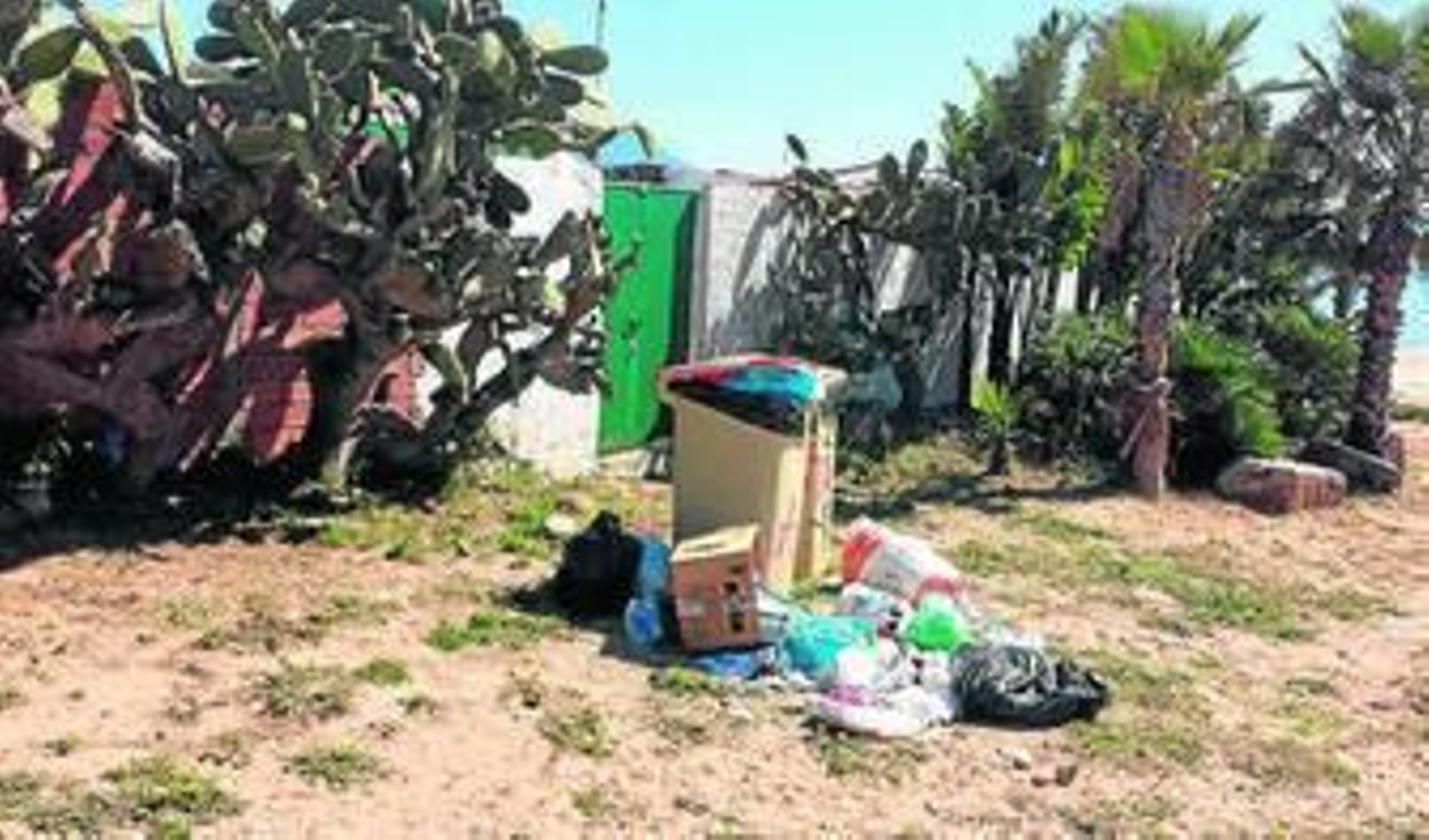 Un contenedor lleno de basura, en una imagen del PSOE.