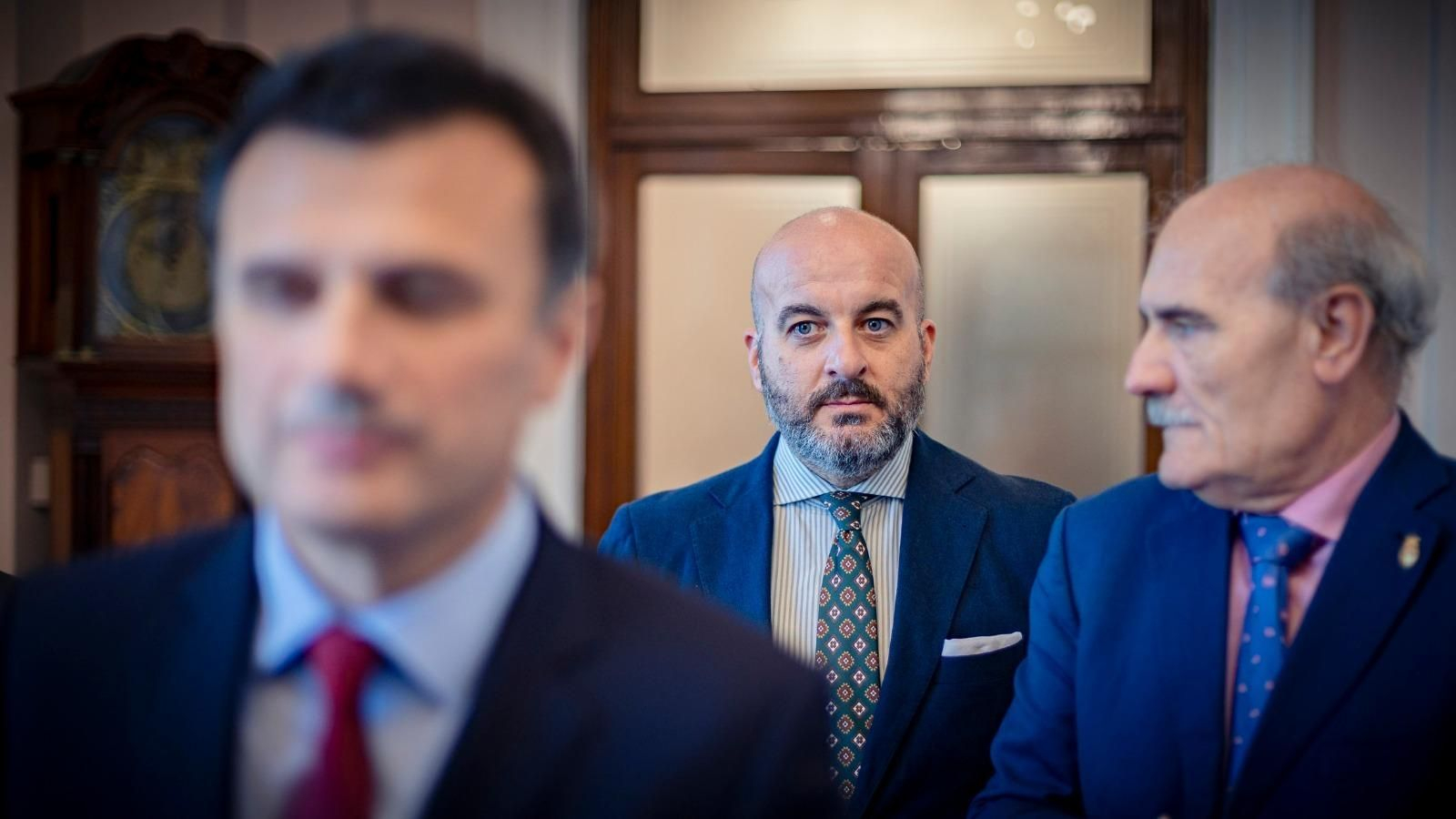 Pablo Durio entrando en la recepción en el Ayuntamiento de Cádiz.