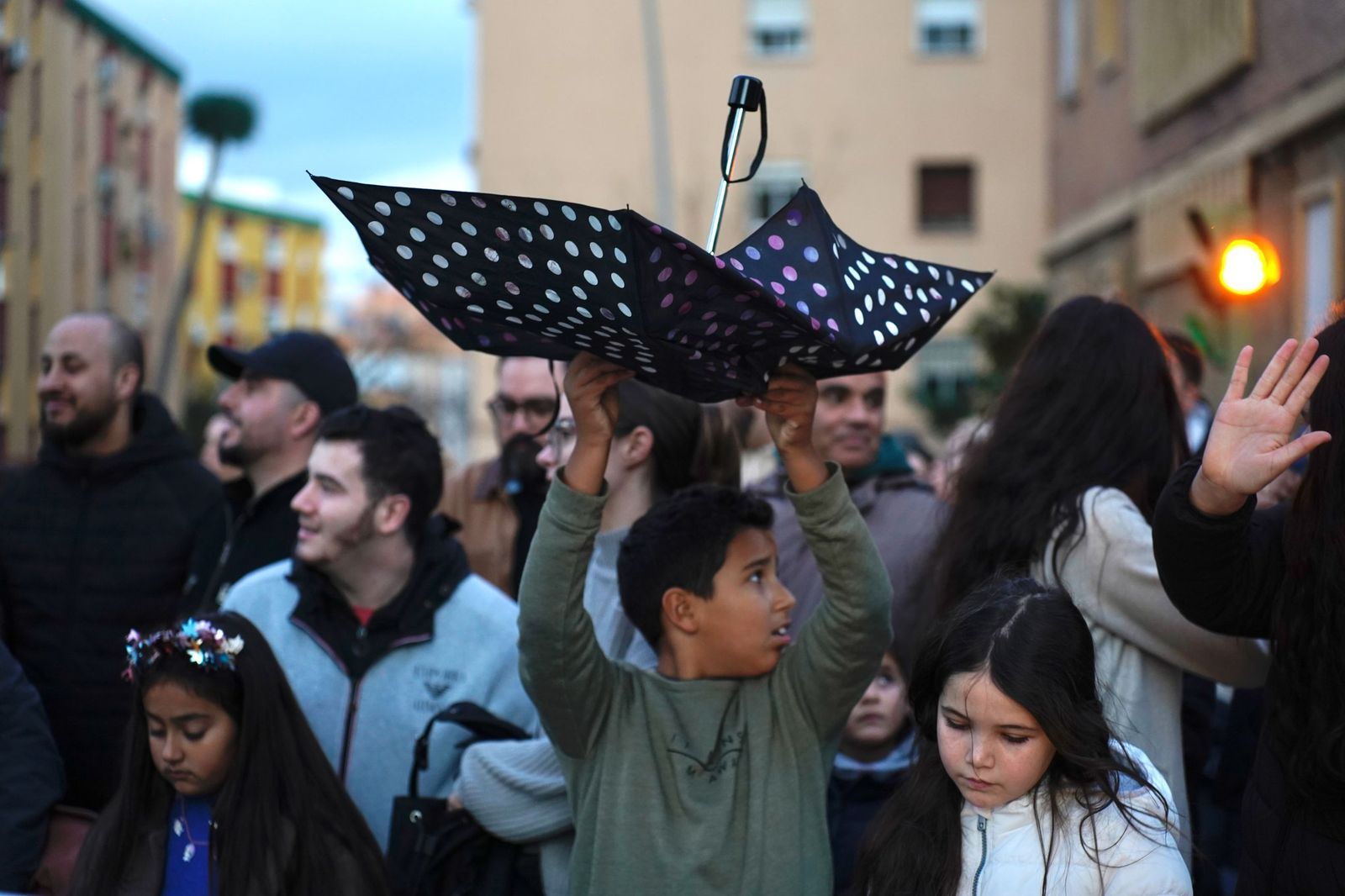 Búscate en las fotos de la cabalgata de Reyes Magos 2026 en Algeciras