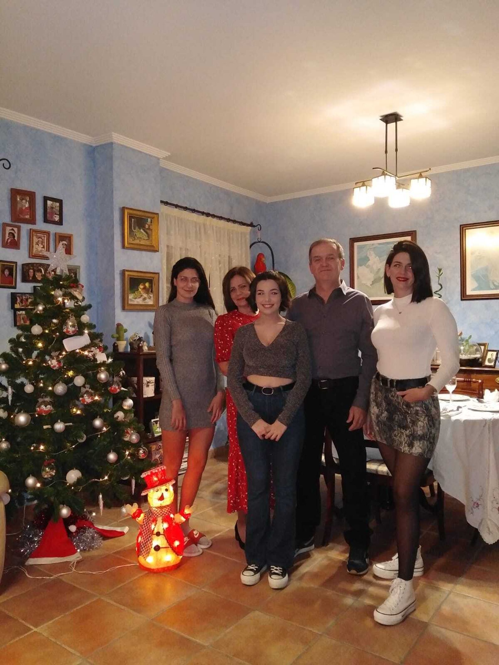 Una foto familiar con sus padres.