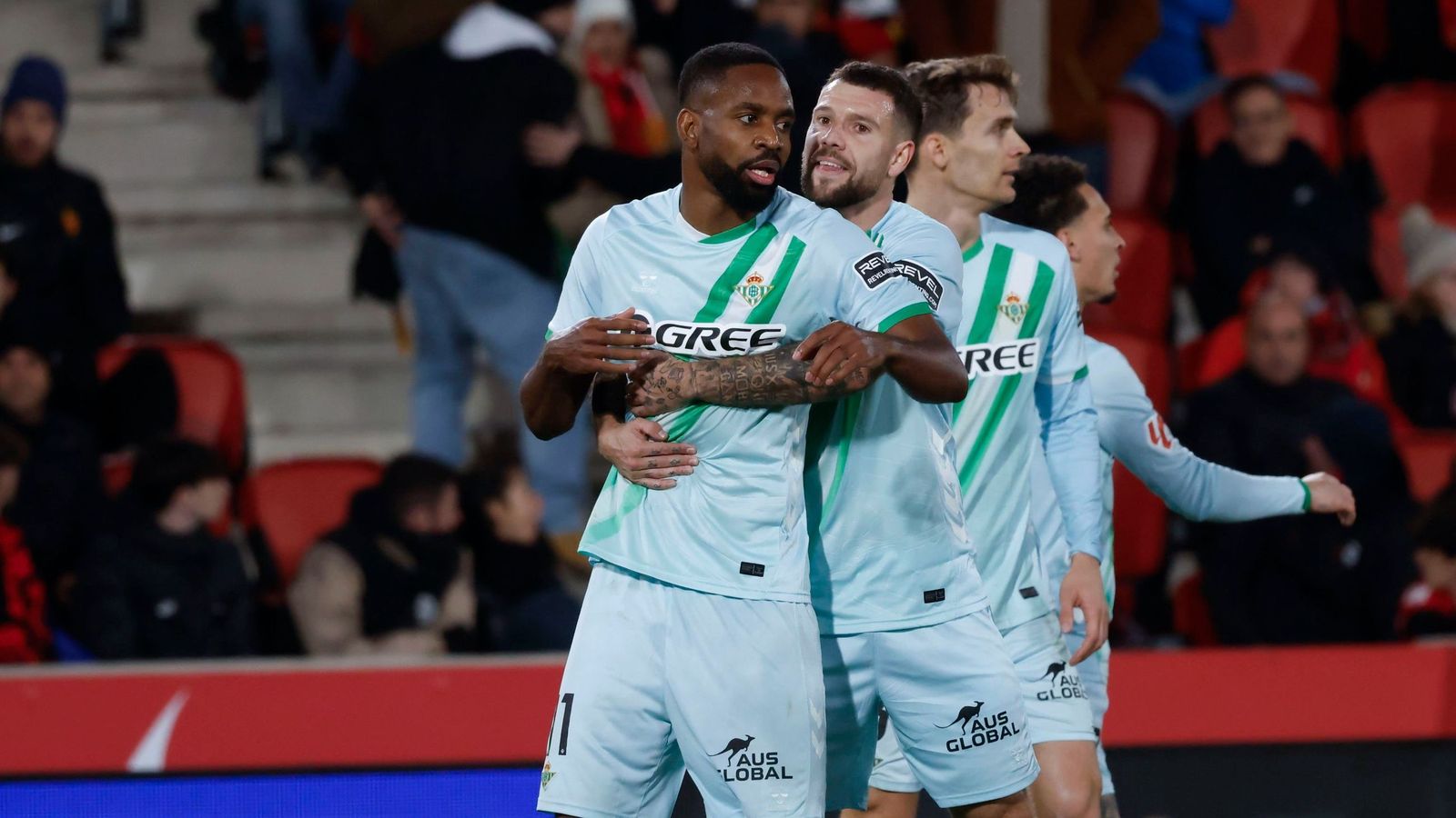 Bakambu celebra el gol de Aitor Ruibal