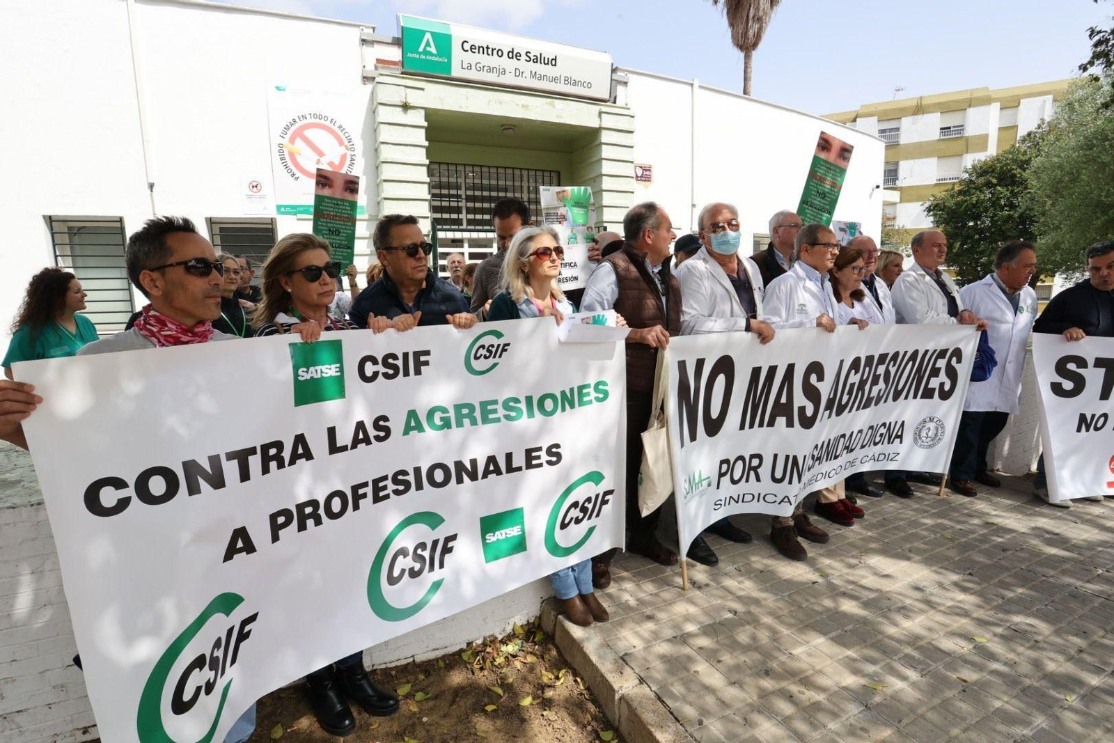 Concentración a las puertas del centro de salud de La Granja por la agresión a una de las doctoras, el pasado miércoles.