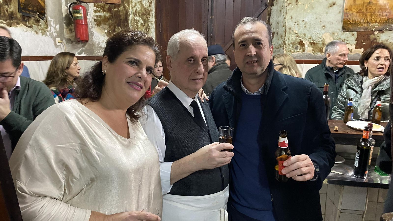 Pepe Yebra con los dueños del kiosko de la Plaza de la Alfalfa, Ricardo Jiménez y Mari Paz Ramos.