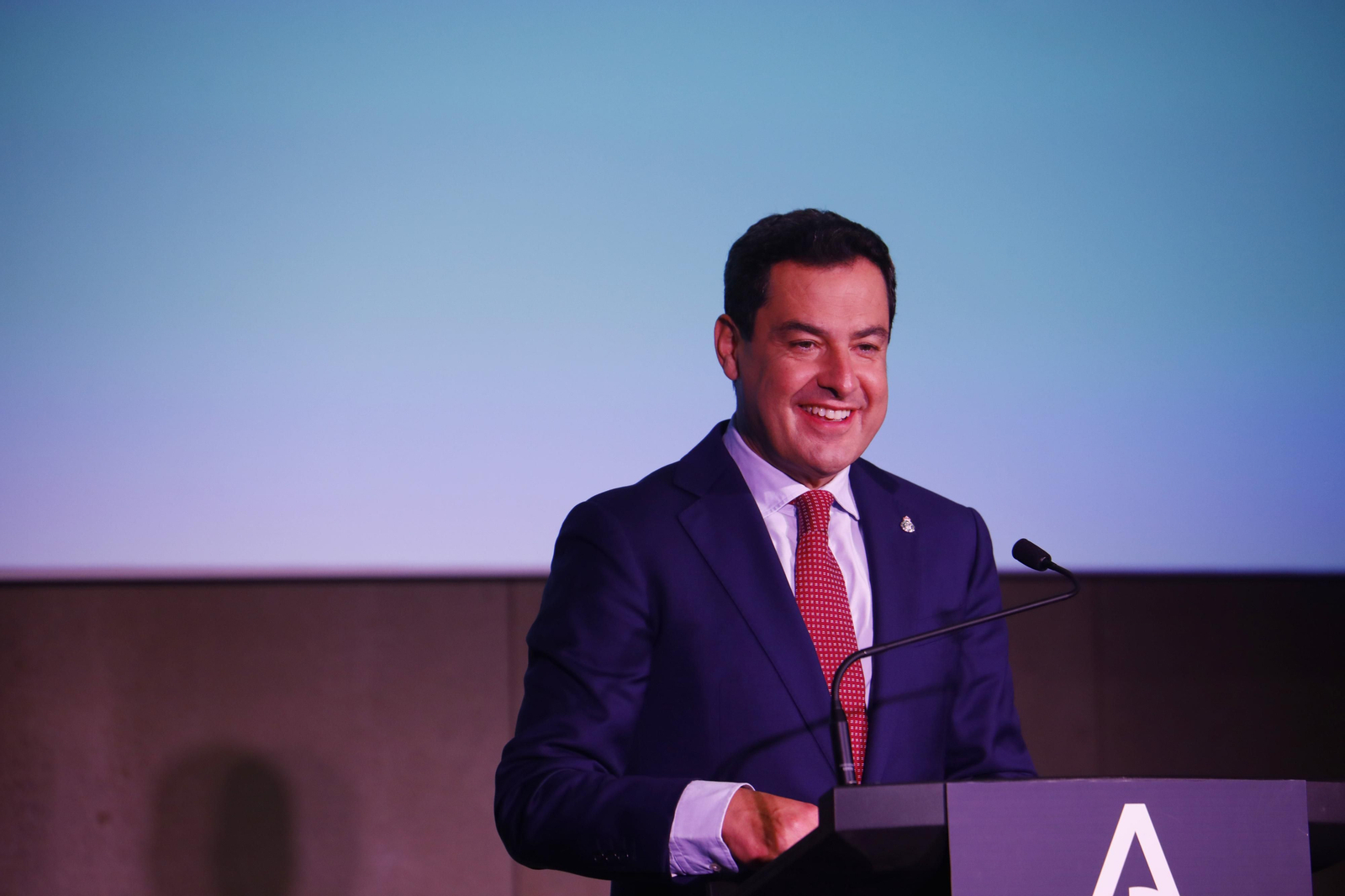 Juanma Moreno durante una conferencia