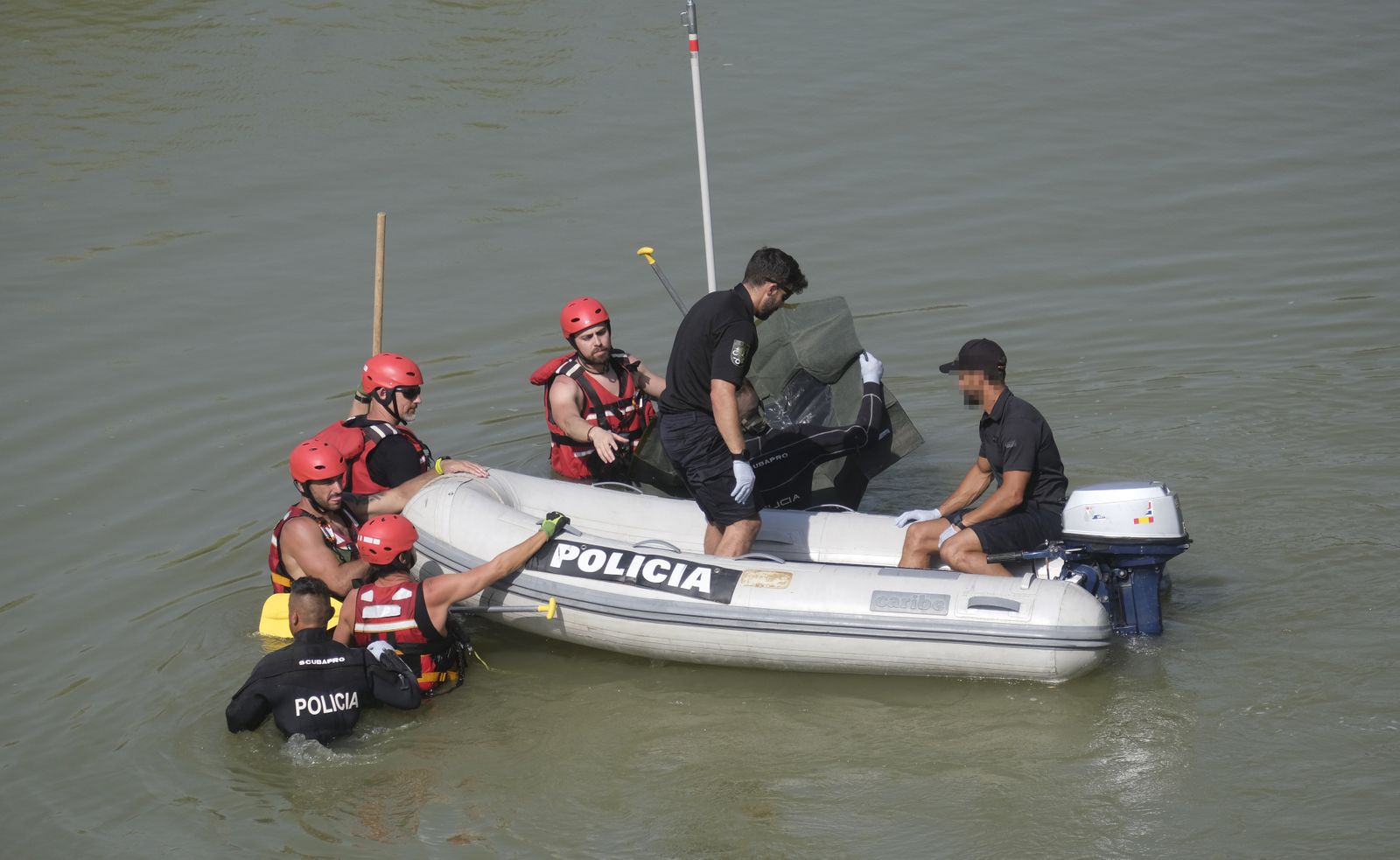 Así ha sido el rescate del cuerpo del joven ahogado en el Guadalquivir