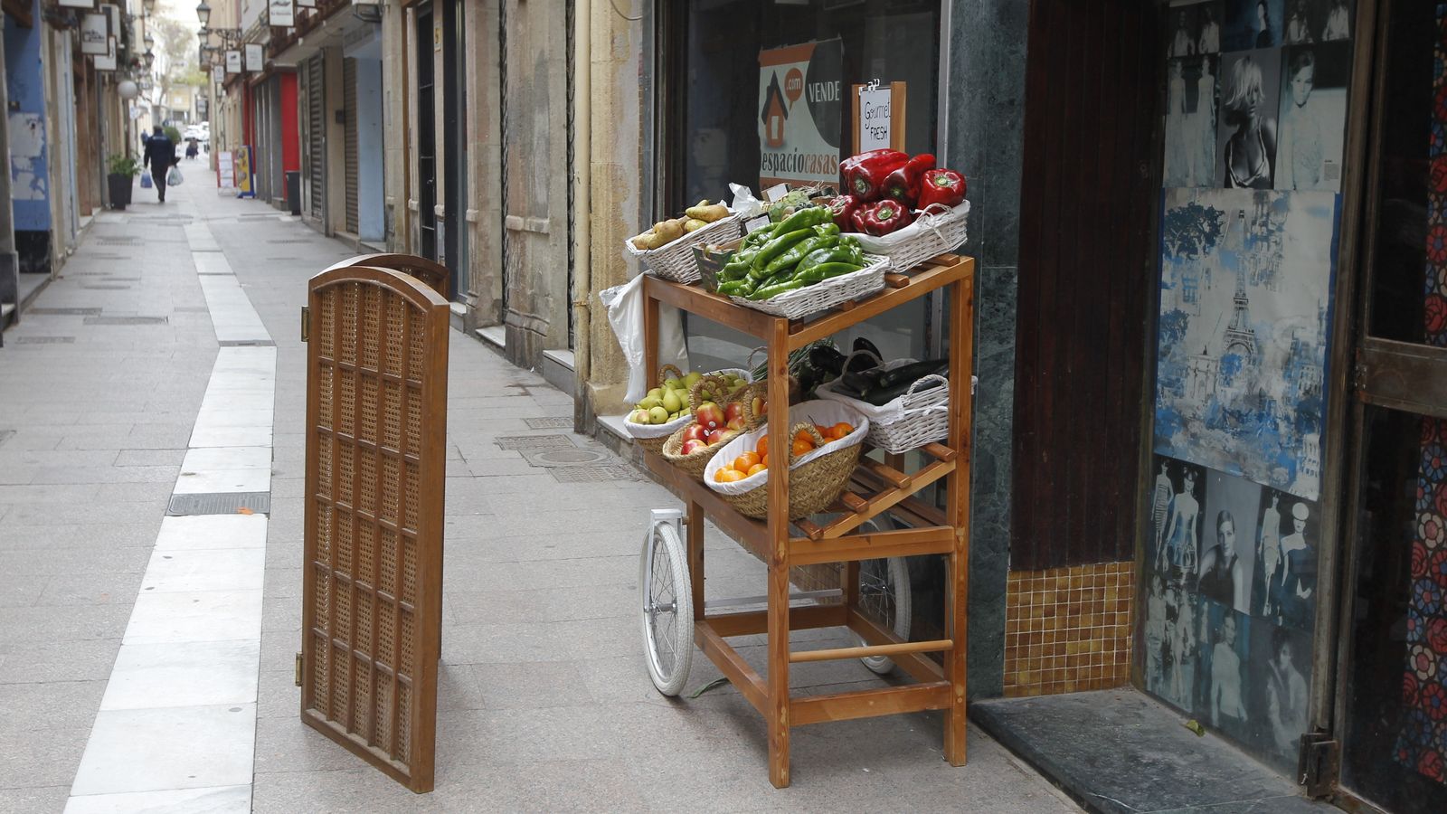 Calle de las tiendas en la capital, con apenas tres comercios abiertos por el estado de alarma