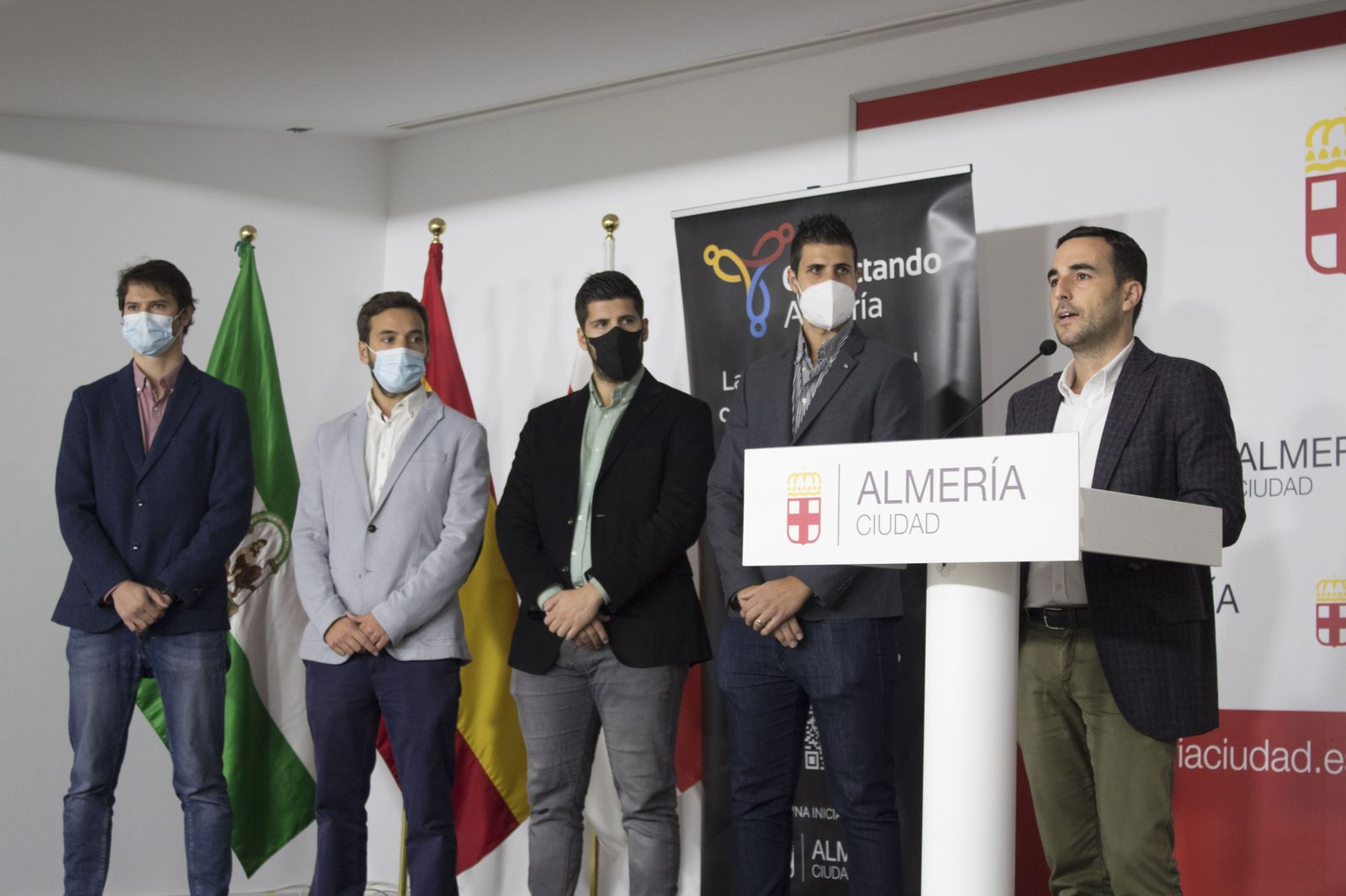 El concejal Carlos Sánchez con el equipo de 'Conecta Almería'