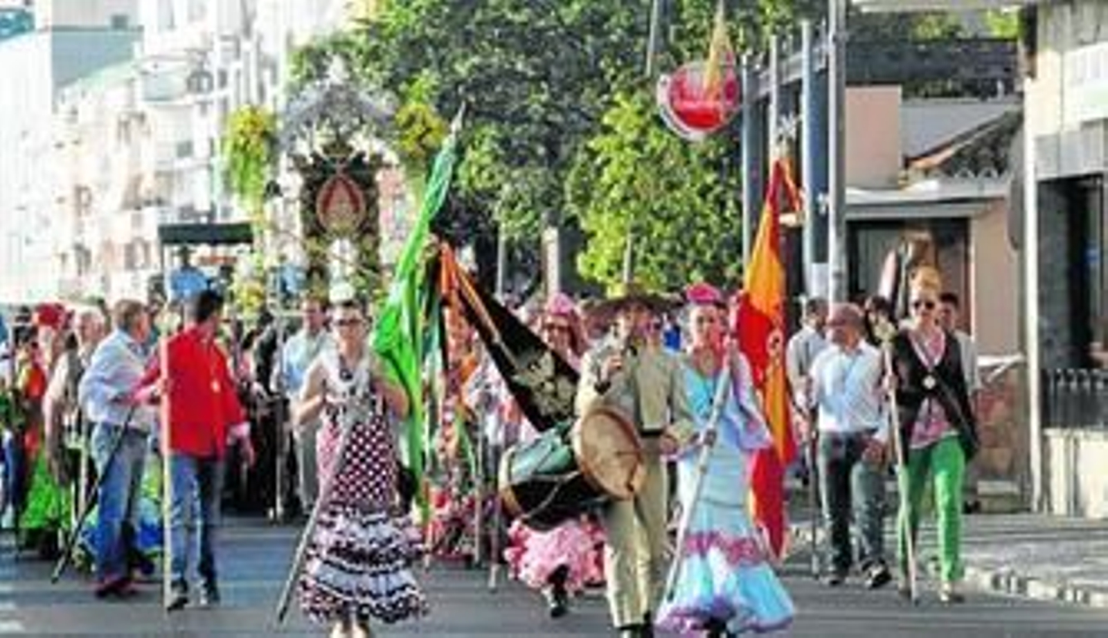 Cabecera de la comitiva de la Hermandad del Rocío de Punta Umbría en sus primeros pasos de peregrinación, en la mañana de ayer, por las calles de la localidad costera.