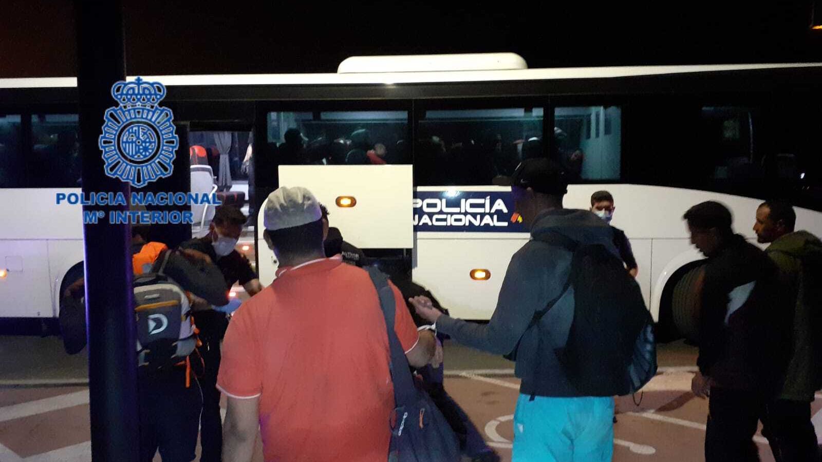 Traslado de los inmigrantes en un autobús de la Policía.