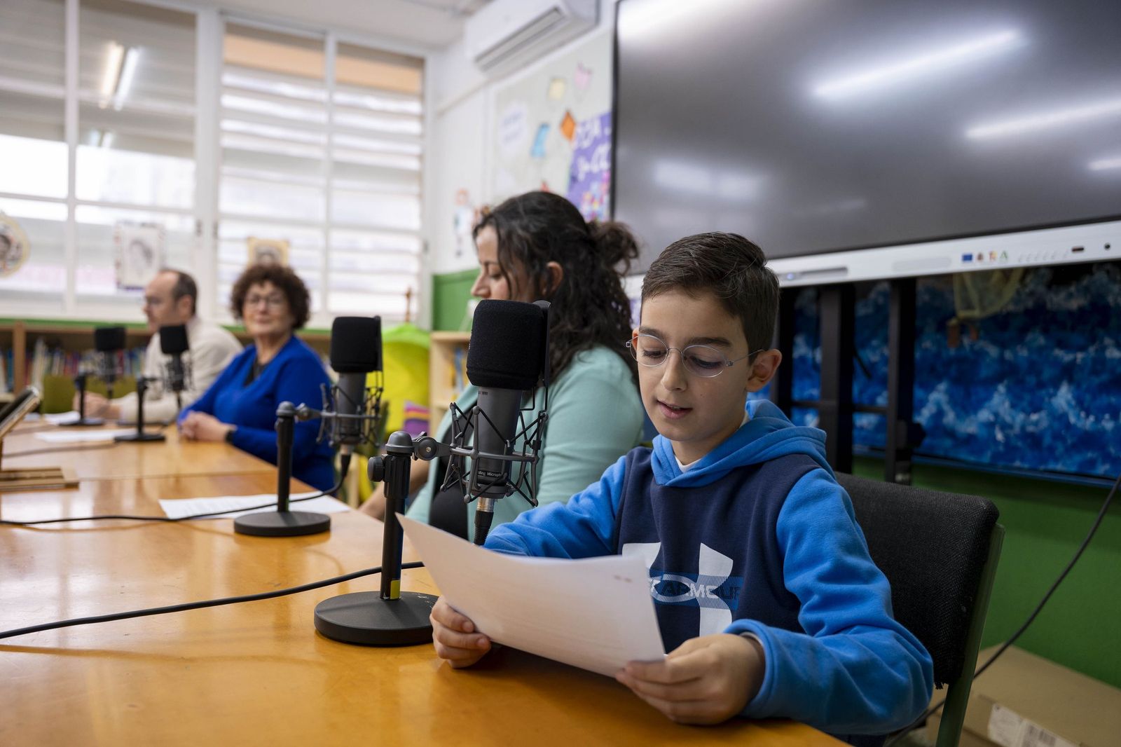Las imágenes del estreno de la radio escolar 'Onda Alberti' y su primer programa dedicado a la ciencia