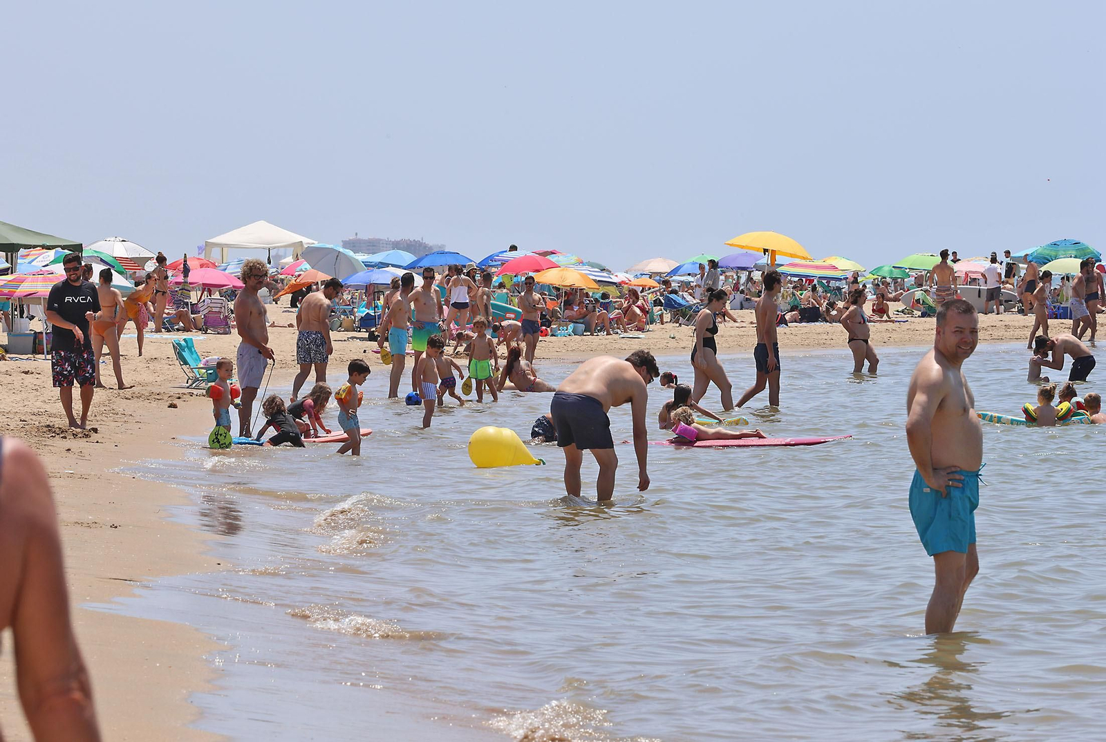 Ambiente en las playas de Huelva en la mañana de domingo