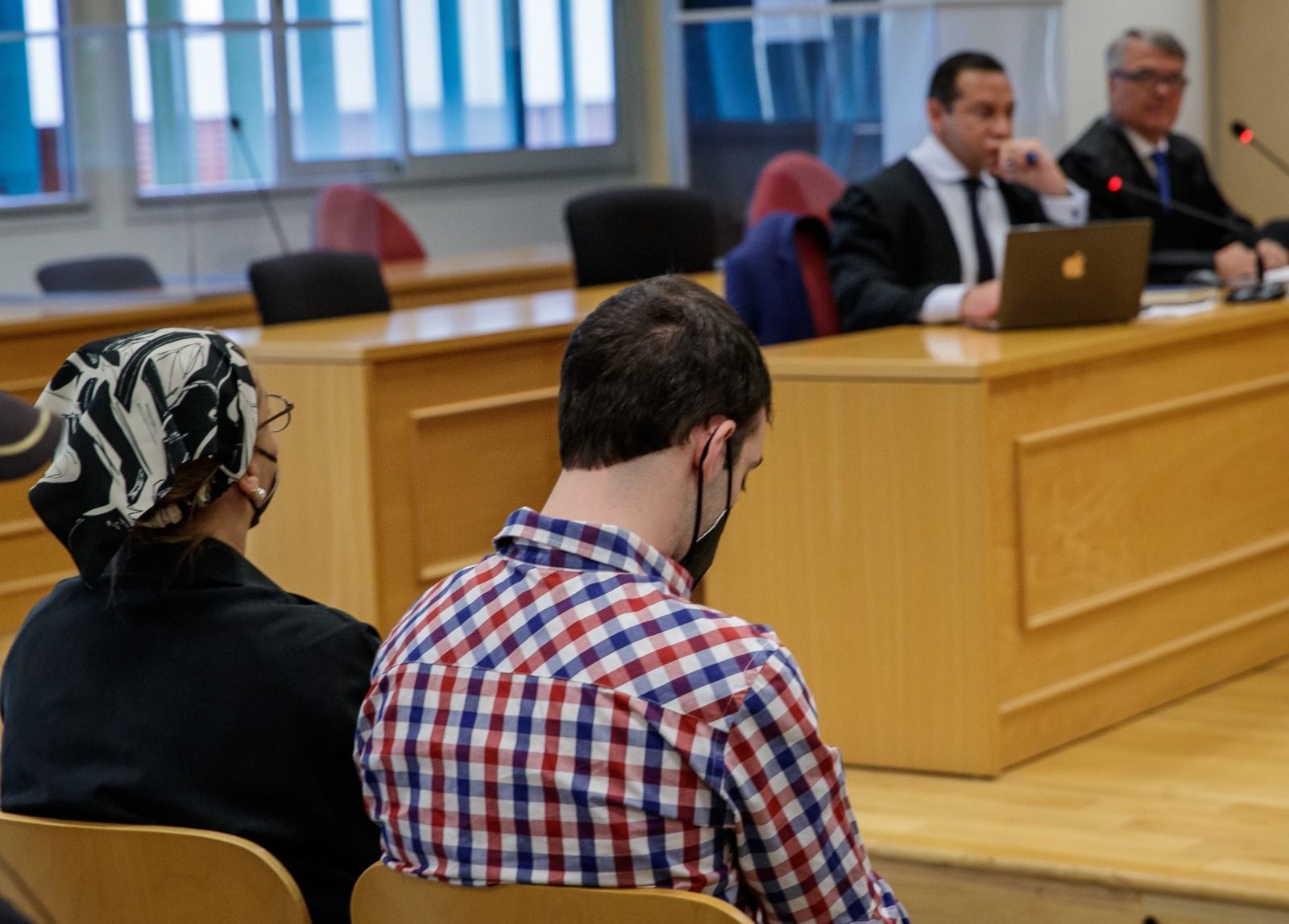 El Cuco y su madre, sentados en el banquillo de los acusados.