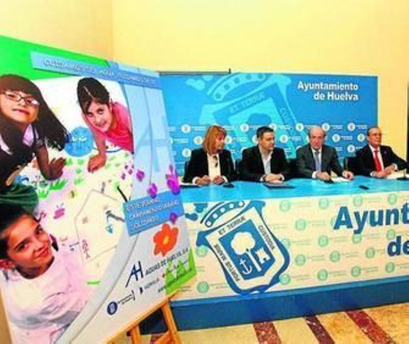 En el centro, el alcalde de Huelva presenta el proyecto.