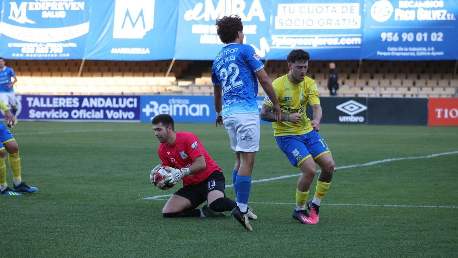 Beto Plaza, que volvió tras cumplir sanción, lamenta una de las opciones de gol falladas.