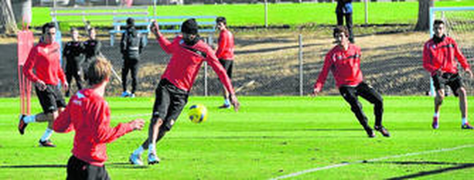 Una de las líneas de ataque en el ensayo de ayer, con dos extremos, De Mul y Manu, dos interiores, Trochowski y Campaña, y Kanoute en punta.