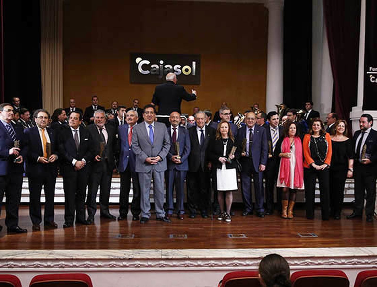 Los premiados con Antonio Pulido, presidente de la Fundación Cajasol; Rafael Rivas, director de Fiestas Mayores del Ayuntamiento de Sevilla y Carlos Carlos Bourrillier, presidente del Consejo de Hermandades y Cofradías de Sevilla.  Foto: Victoria Ramírez