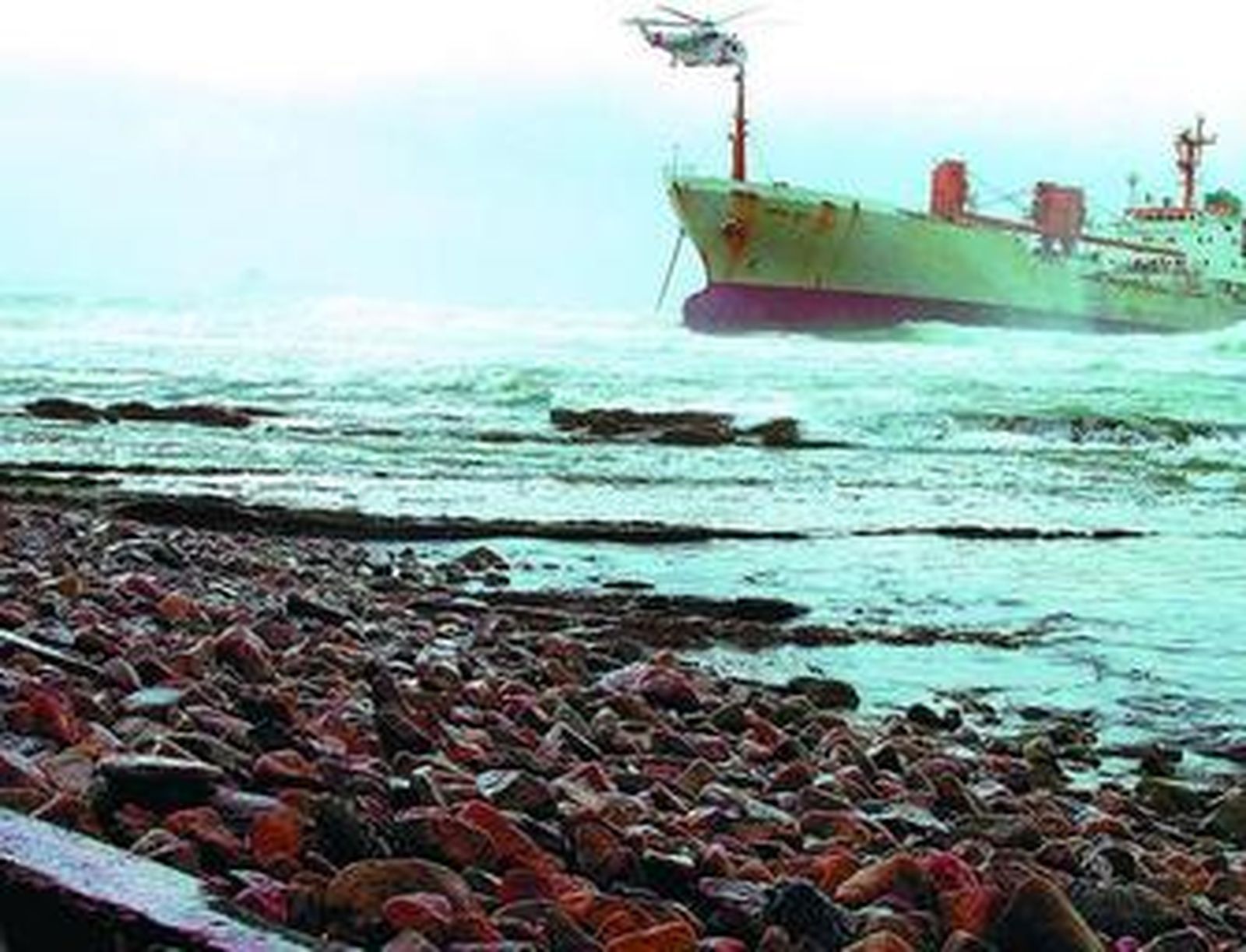 La playa del Chinarral, impregnada de fuel del Sierra Nava.