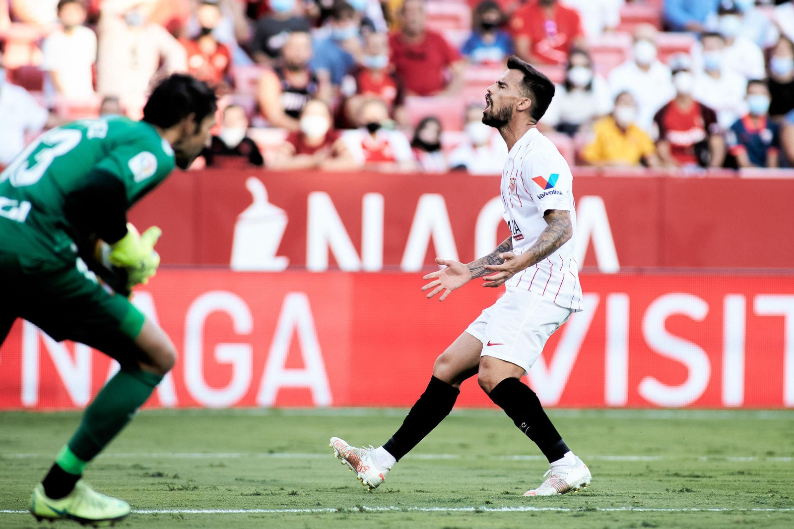 Suso se lamenta por fallar una ocasión ante Diego López.