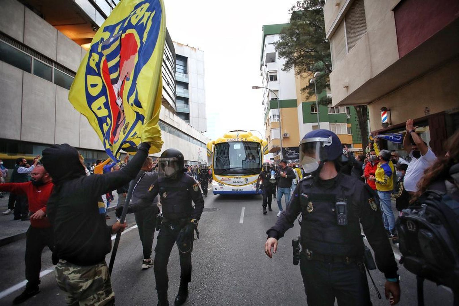 En imágenes, el espectacular recibimiento al autobús del Cádiz en la previa del partido frente al Real Madrid