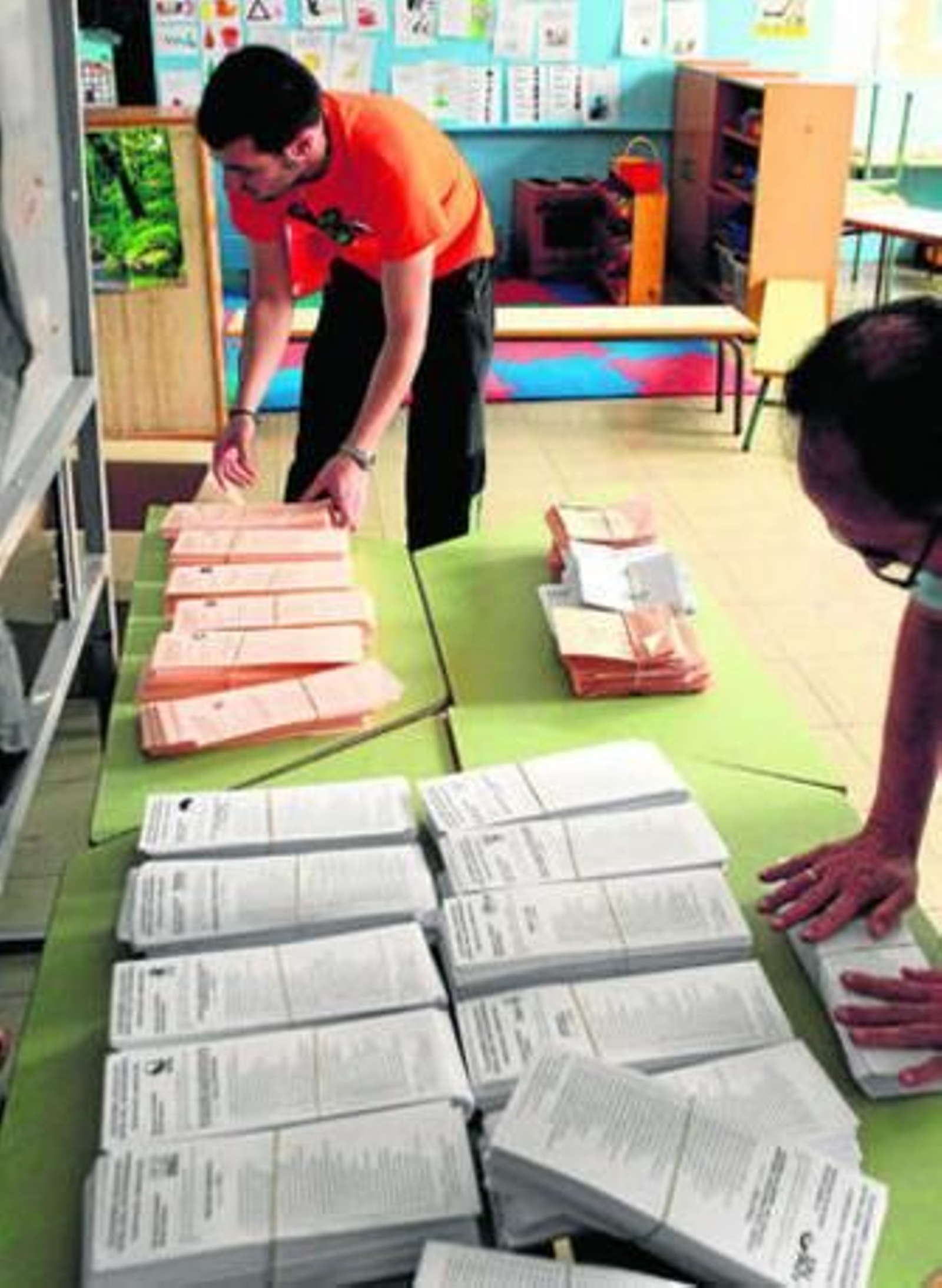 Colocación de las papeletas en un colegio electoral de Bilbao.