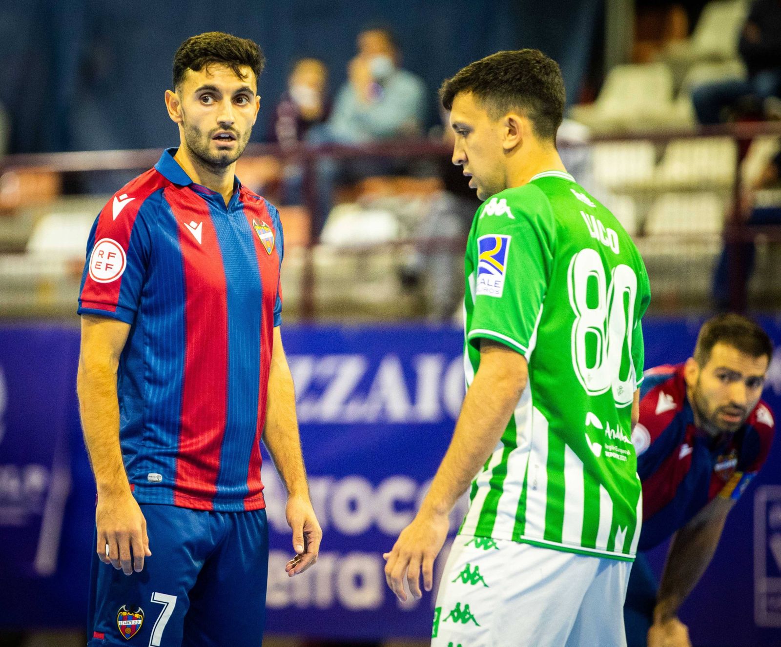 El argentino Luco Thorp, junto al local Rubi.
